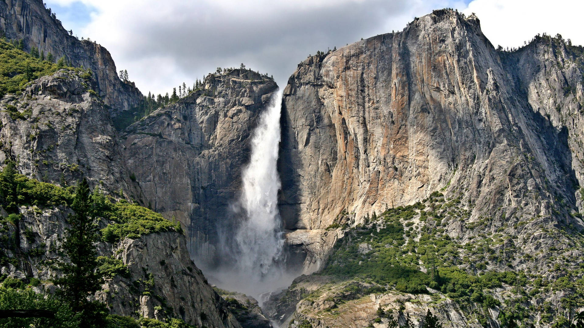 Cascadasdel Parque Nacional De Yosemite Fondo de pantalla
