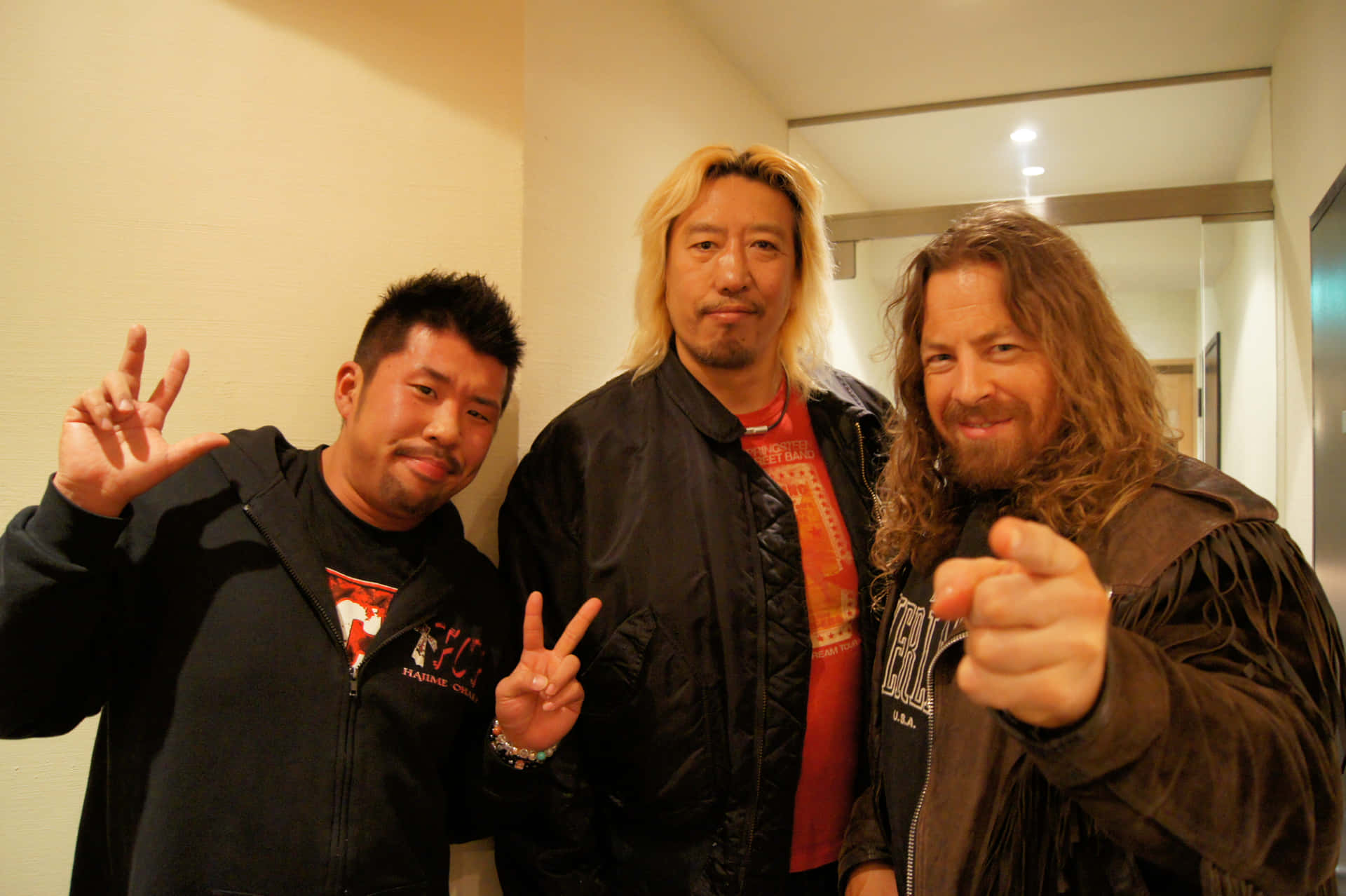 Yoshihirotakayama Con Altri Wrestler Sfondo