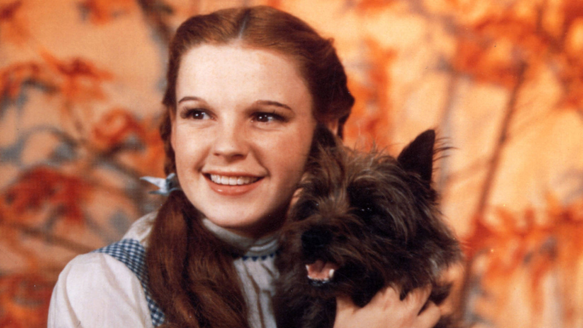 Jovenactriz Judy Garland Con Su Perro Fondo de pantalla