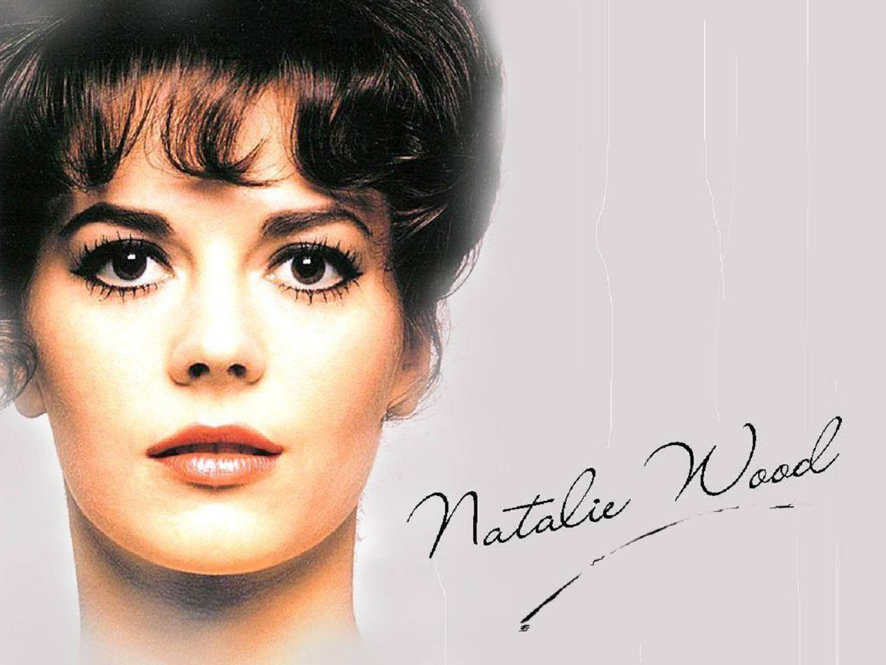 Ung amerikansk skuespillerinde Natalie Wood på lilla baggrund Wallpaper