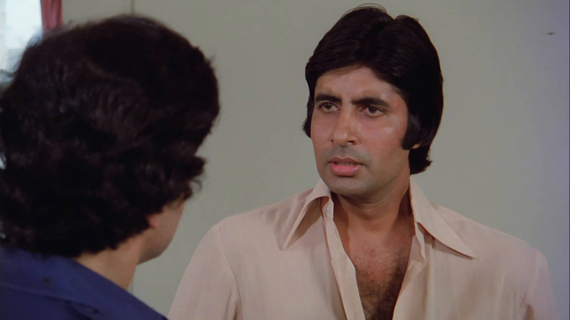 Den unge Amitabh Bachchan smykker sig selv med en livlig gul og blå lærred. Wallpaper