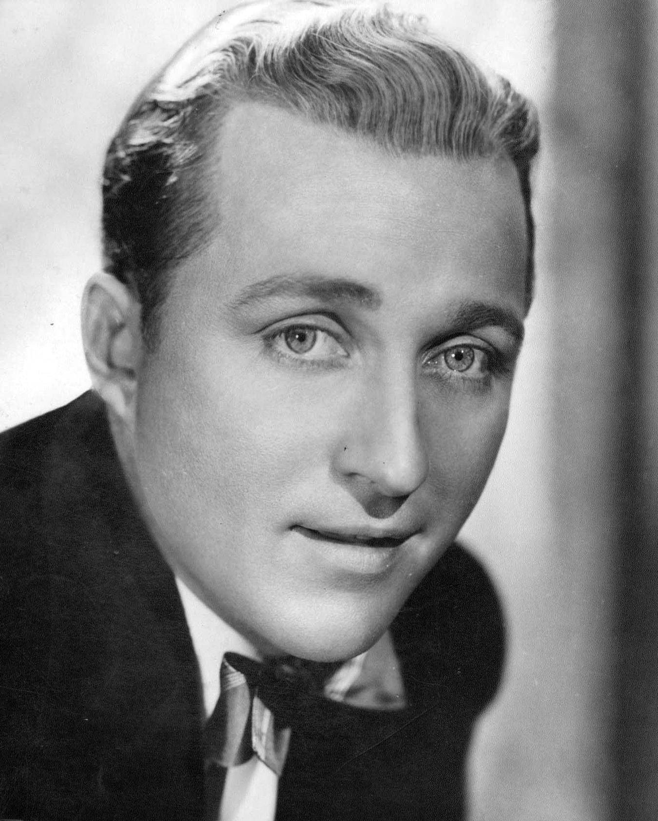 Ung Bing Crosby serenerer dig med en sommeraftenes serenade. Wallpaper