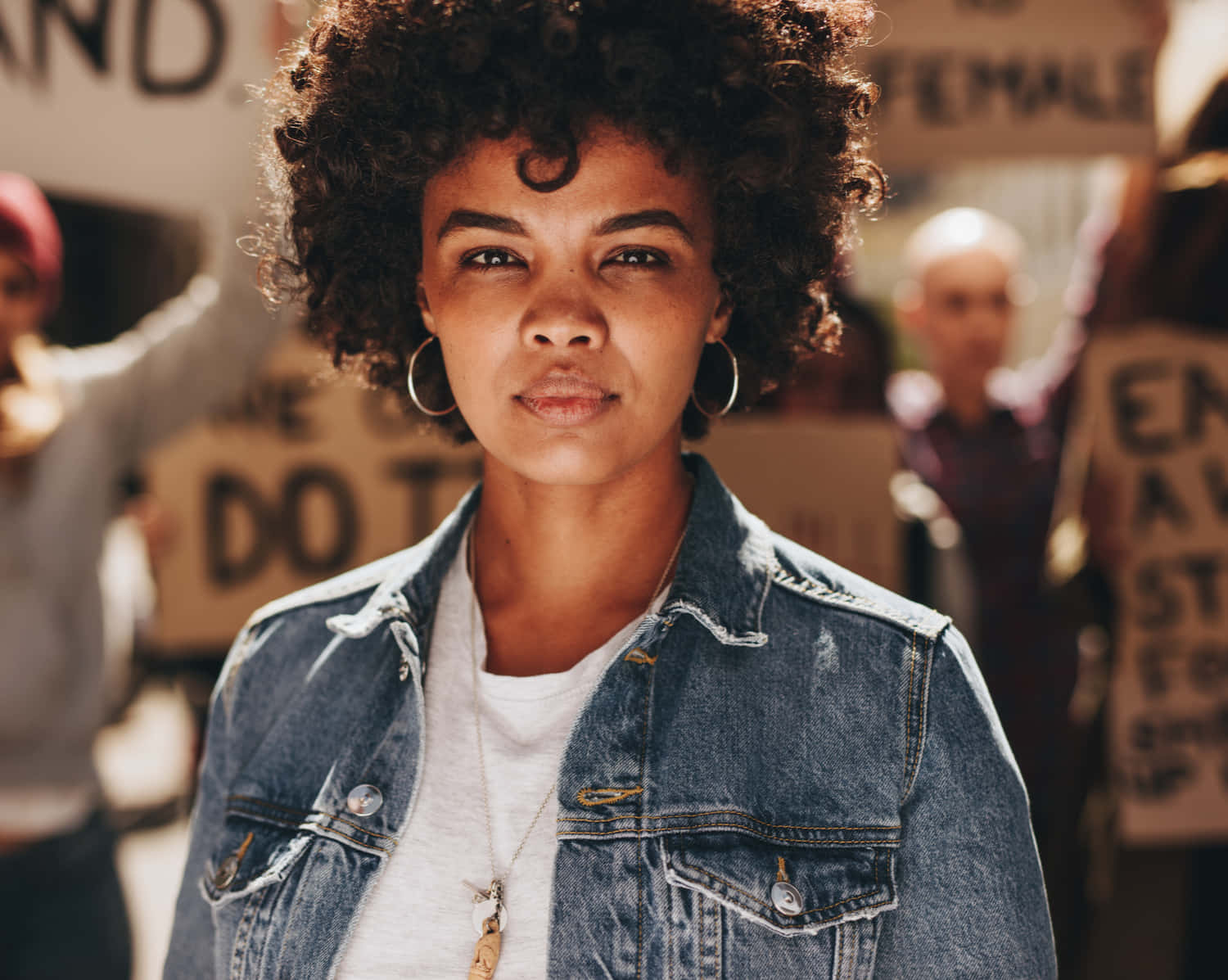 Jovemmulher Negra Entre Manifestantes. Papel de Parede