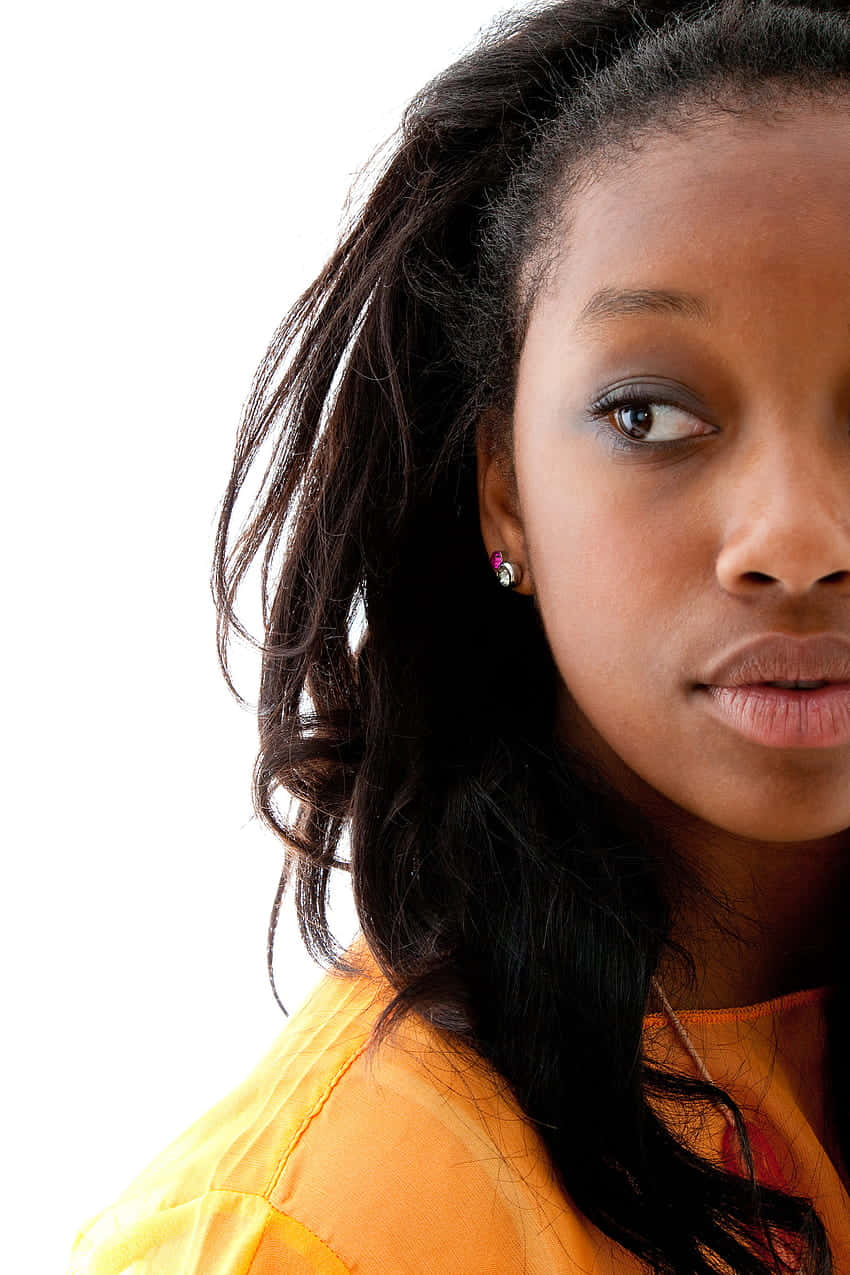 Ung sort kvinde, klipning ansigt tæt på Wallpaper