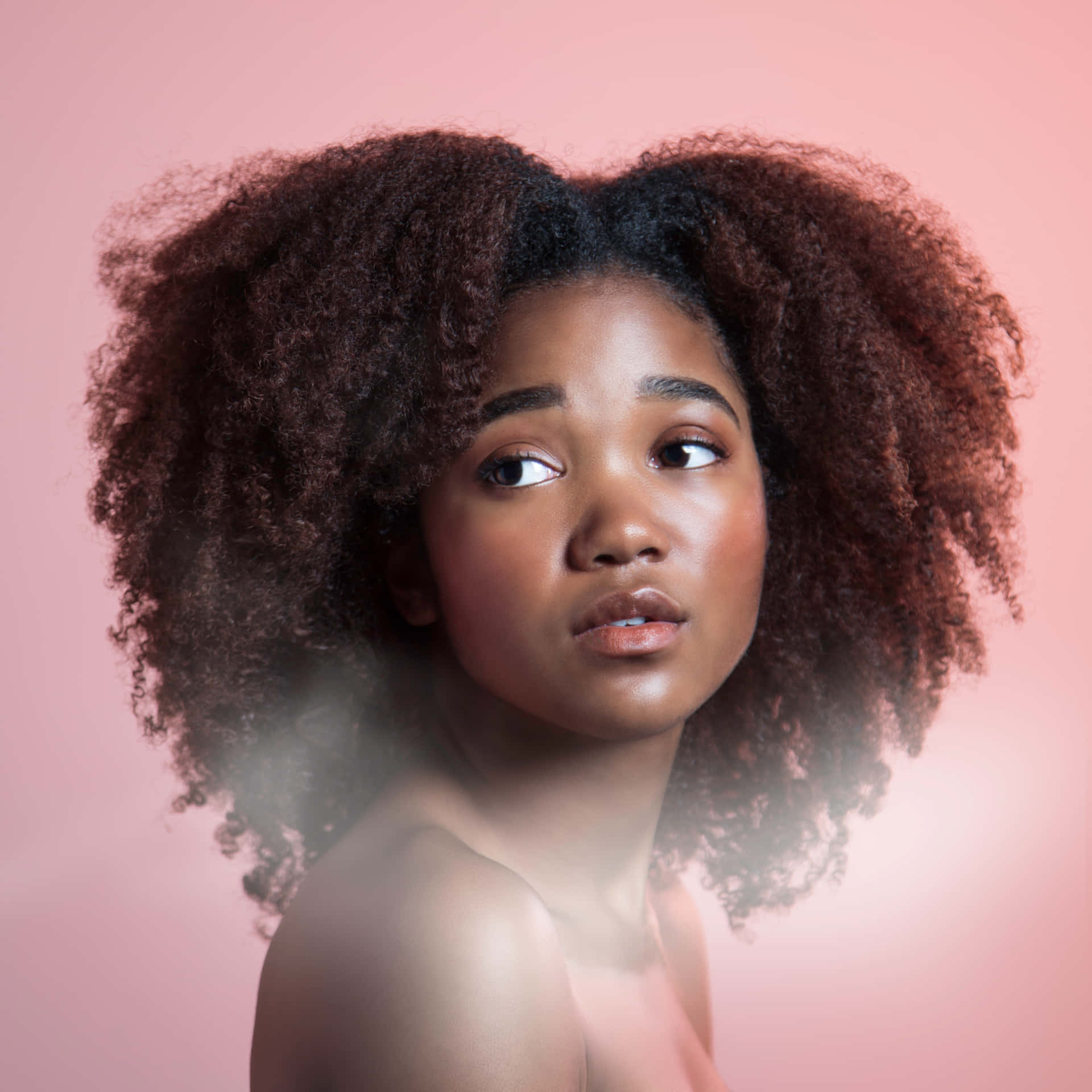 Unge sort kvinde hjerte Afro hår Wallpaper