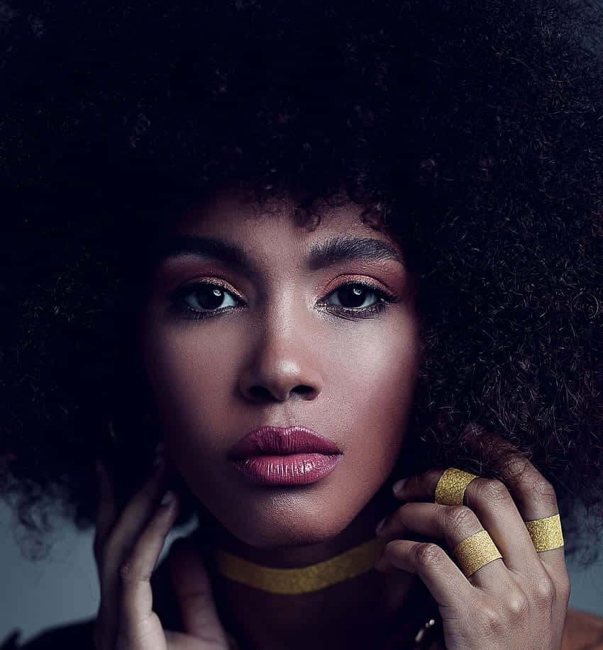 Unge sort kvinde model med afro hår Wallpaper