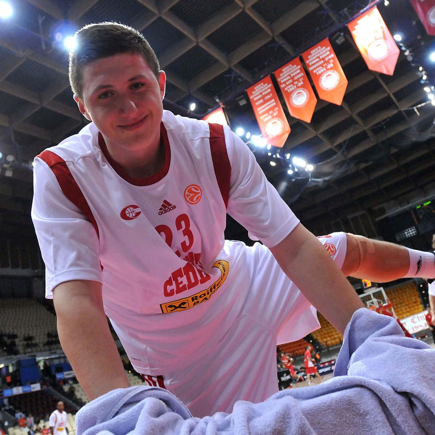 Ung bosnisk professionel basketballspiller Jusuf Nurkic tapet Wallpaper