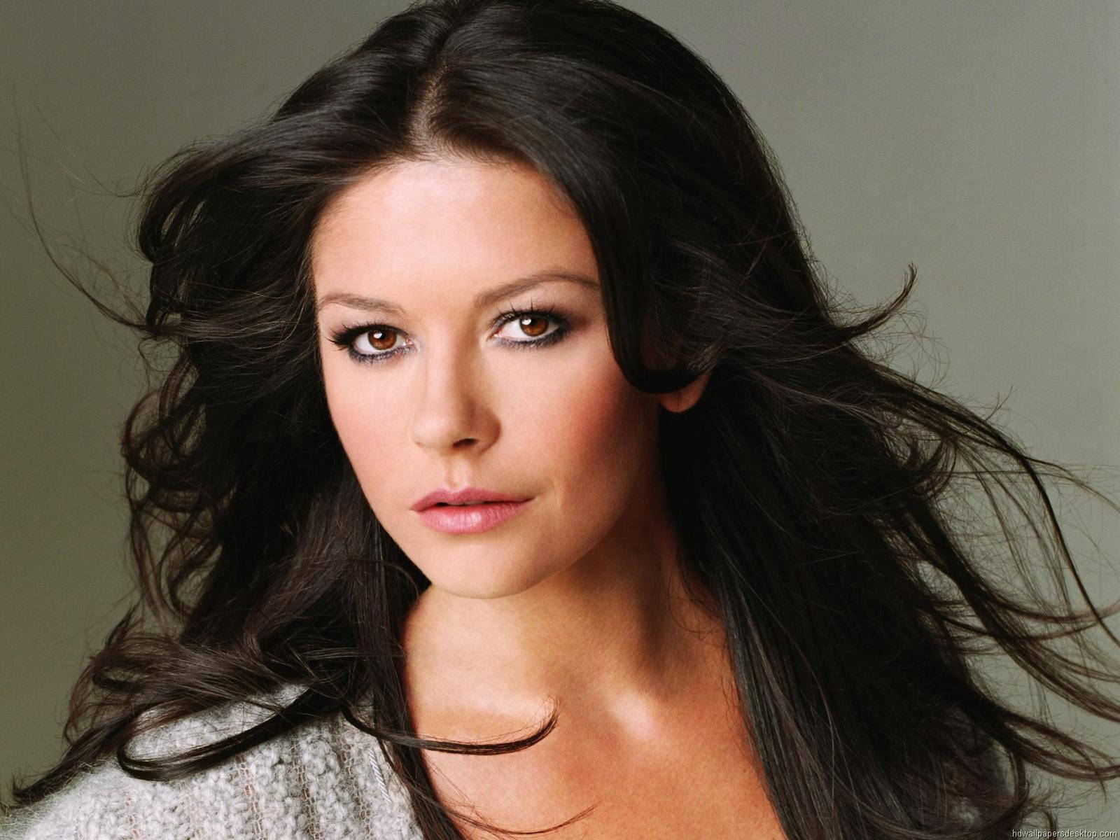 Unge Catherine Zeta-Jones' nevø smiler på dette tapet. Wallpaper