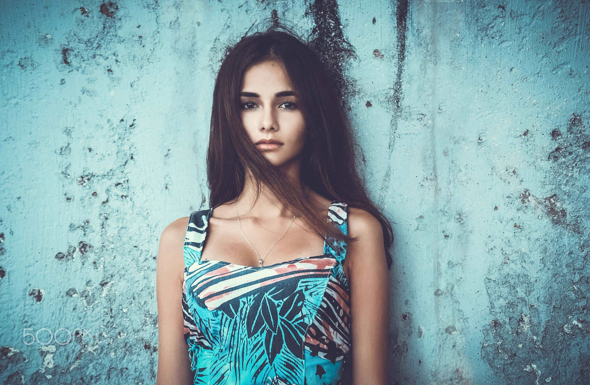 Jungesweibliches Model Im Blauen Kleid Wallpaper