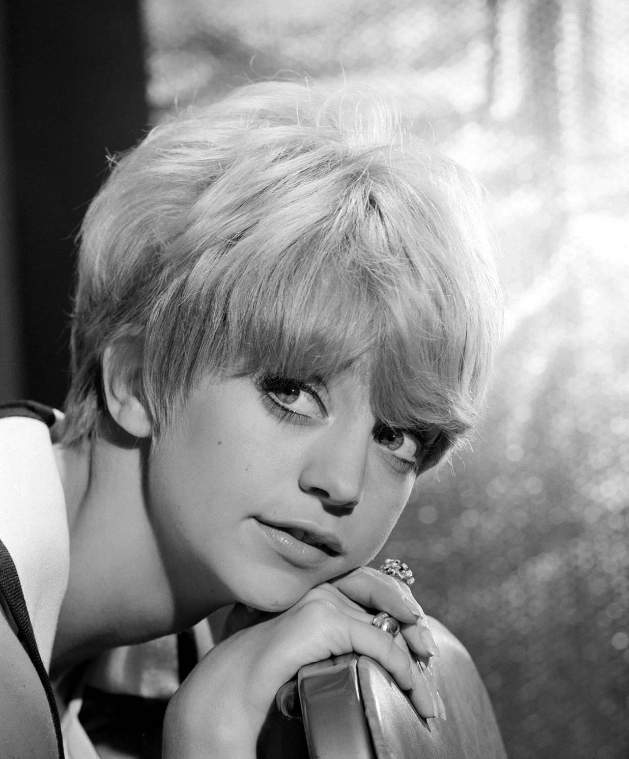 Ung Goldie Hawn Sort-hvid Portræt Wallpaper