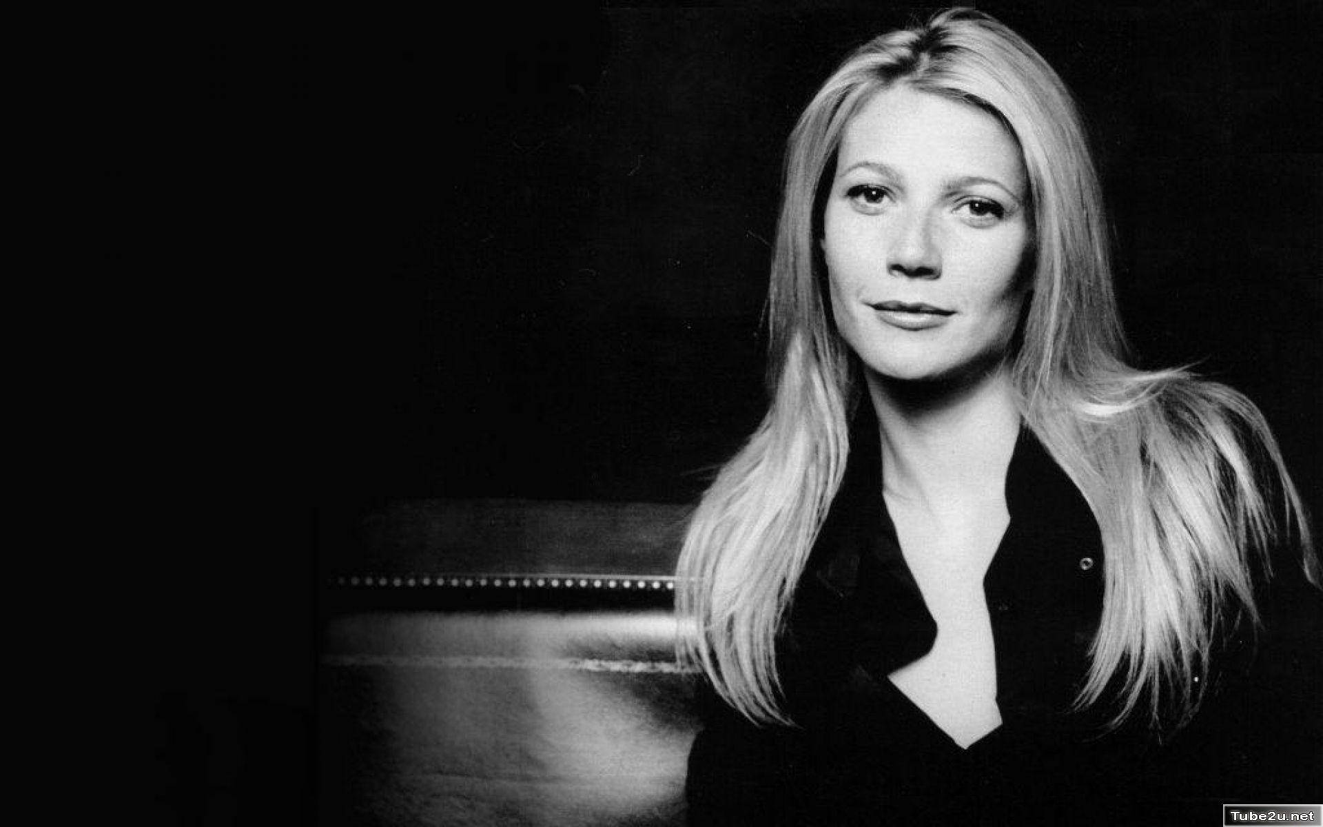 Young Hollywood Actress Gwyneth Paltrow Black And White Wallpaper