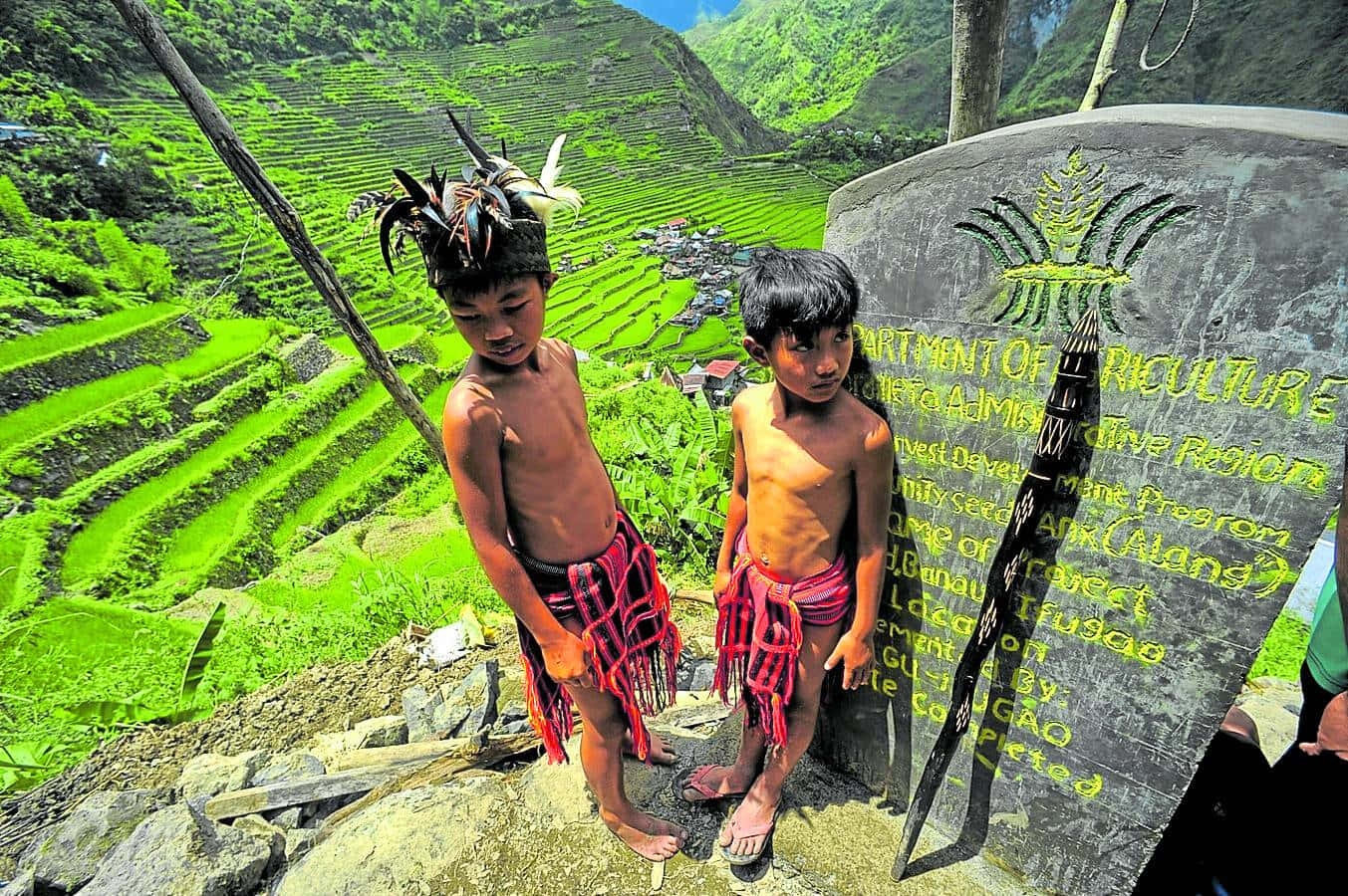 Young Igorots In Banaue Rice Terraces Wallpaper