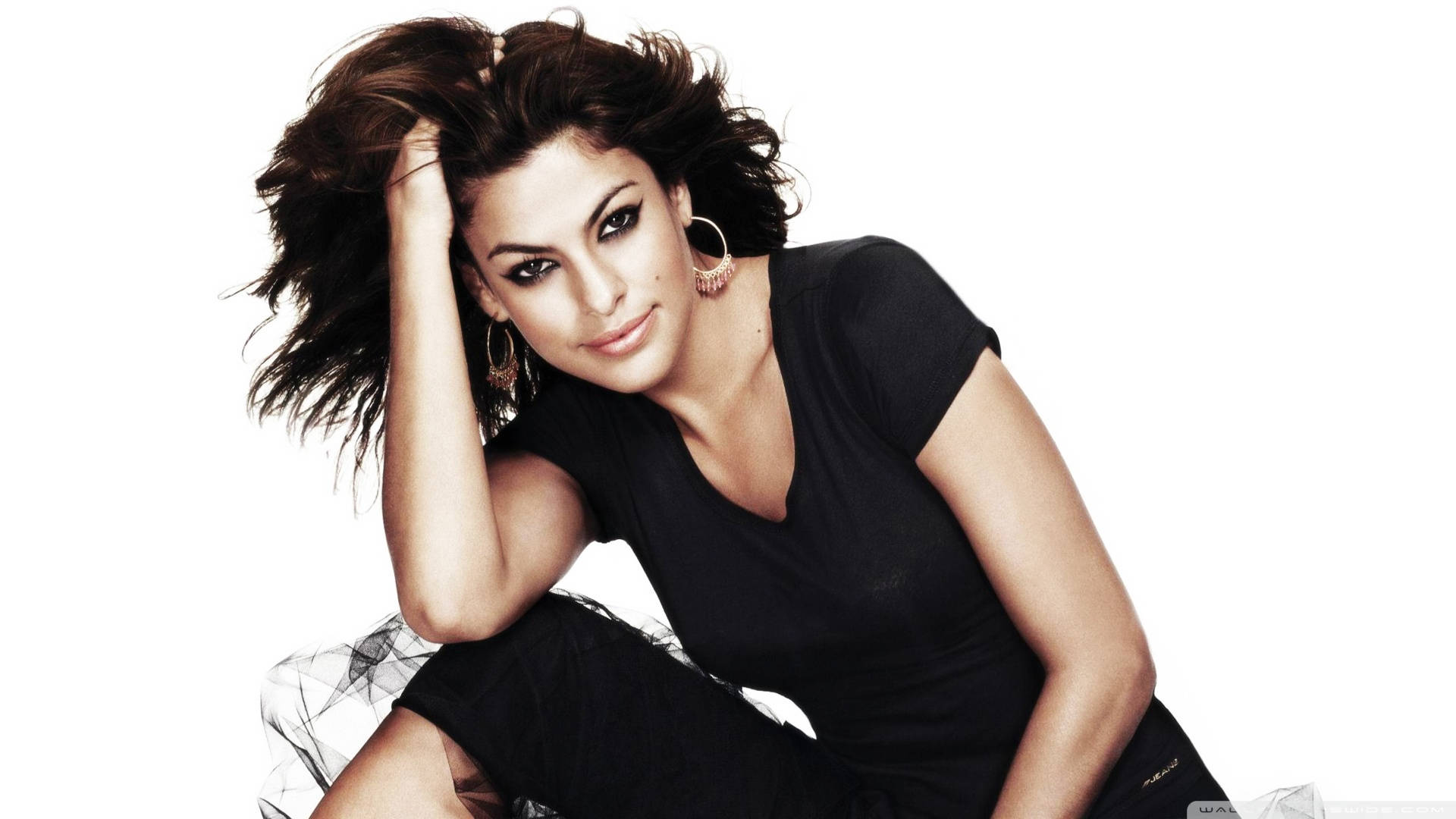 Young Looking Eva Mendes Background