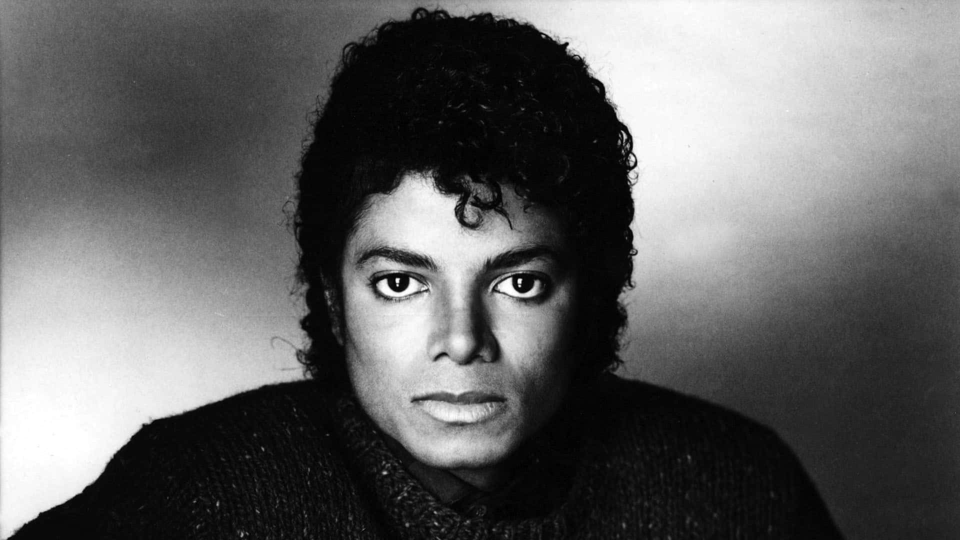 Ilgiovane Michael Jackson È Tutto Sorrisi.
