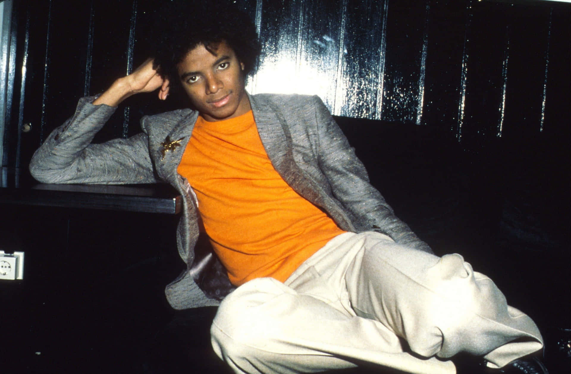 Ungamichael Jackson Med En Lockig Afro. (this Sentence Could Be Used As The Title Of A Computer Or Mobile Wallpaper Featuring A Picture Of Young Michael Jackson With A Curly Afro.)