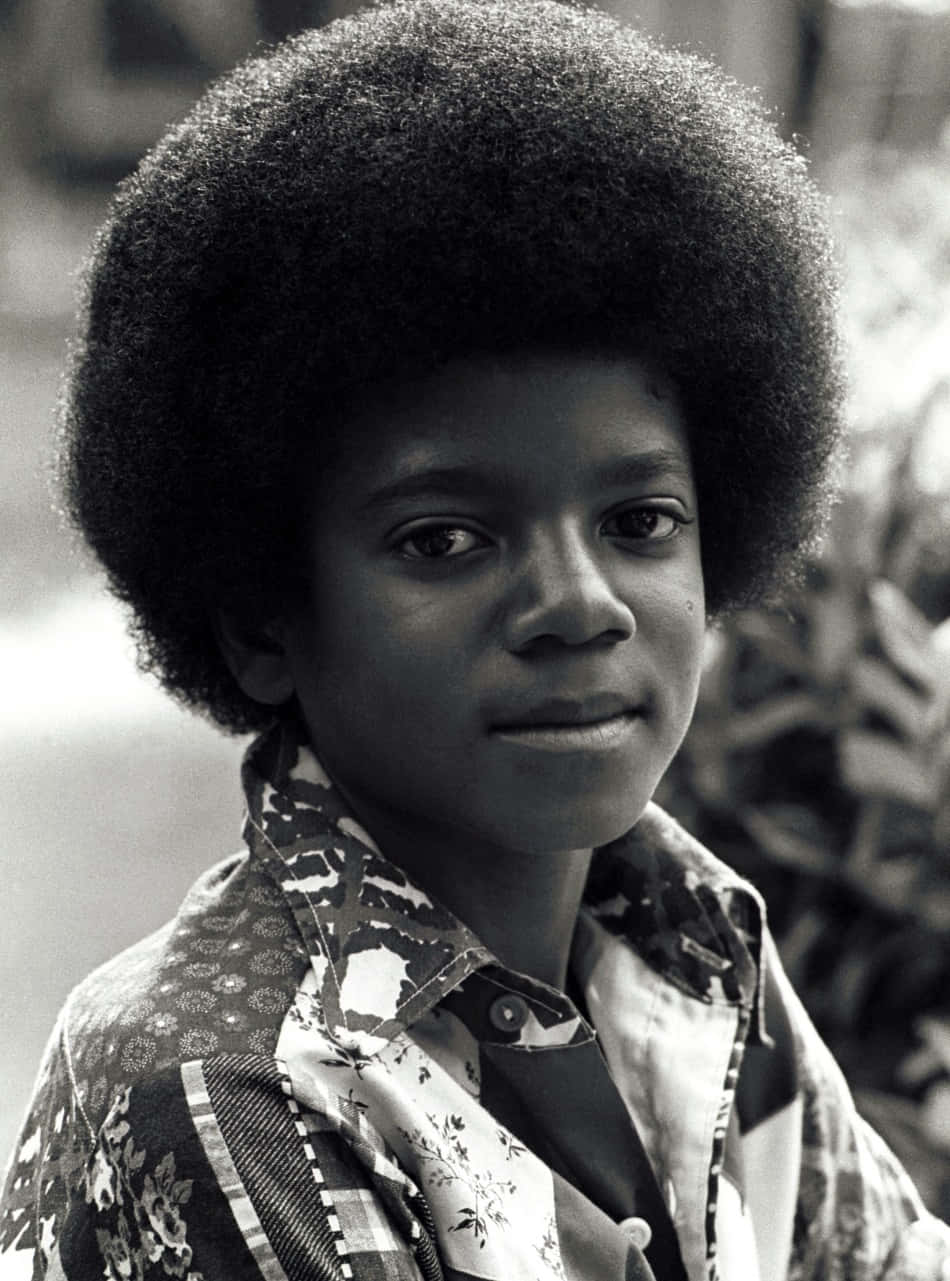 Immagineil Giovane Michael Jackson Che Sembra Diligente E Pieno Di Energia.