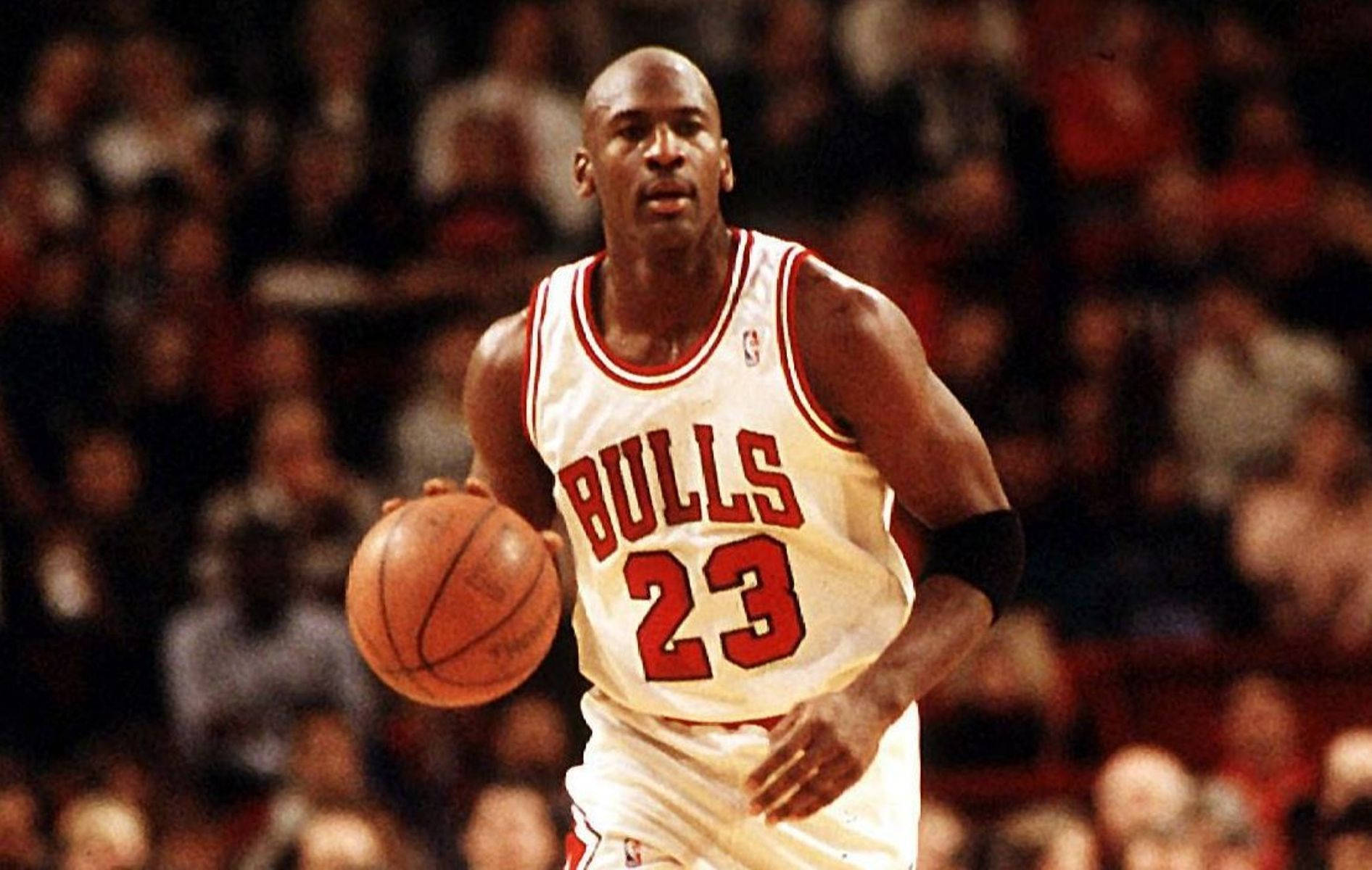 Young Michael Jordan gracing the court Wallpaper