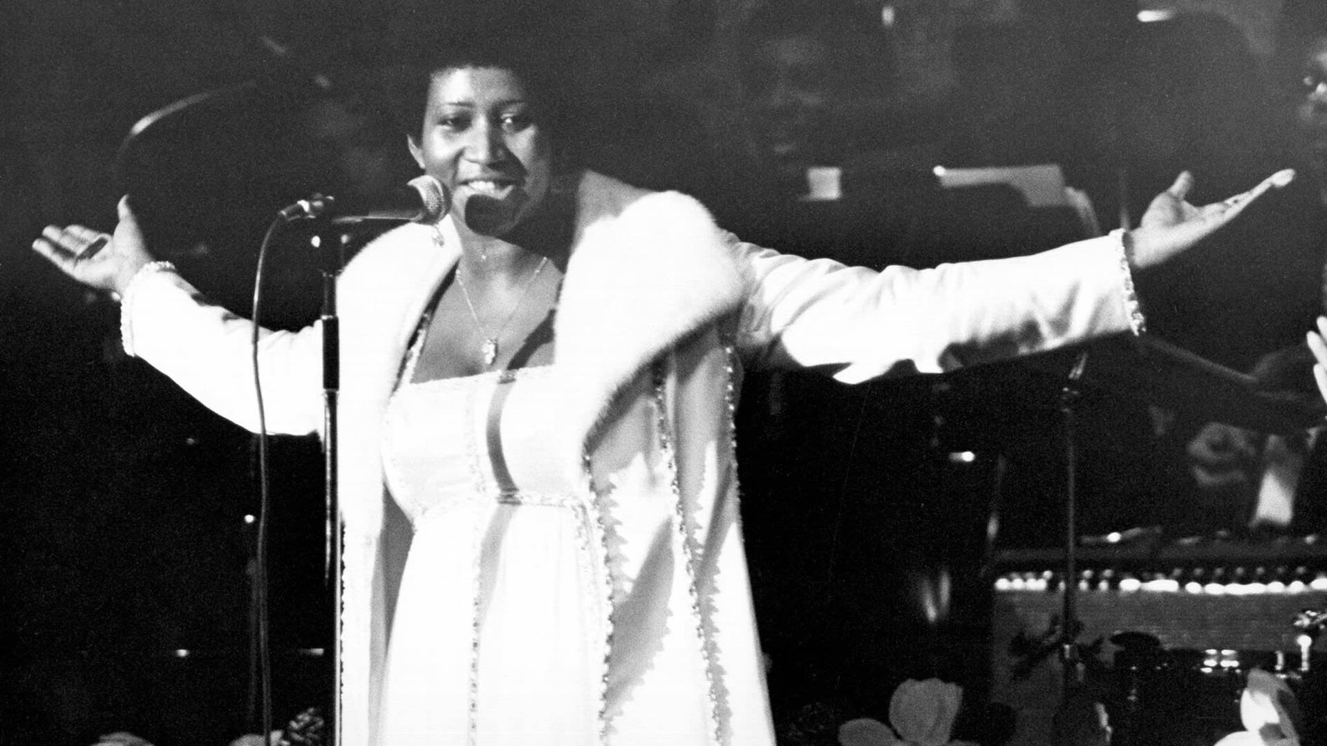 Young Music Artist Aretha Franklin Wallpaper