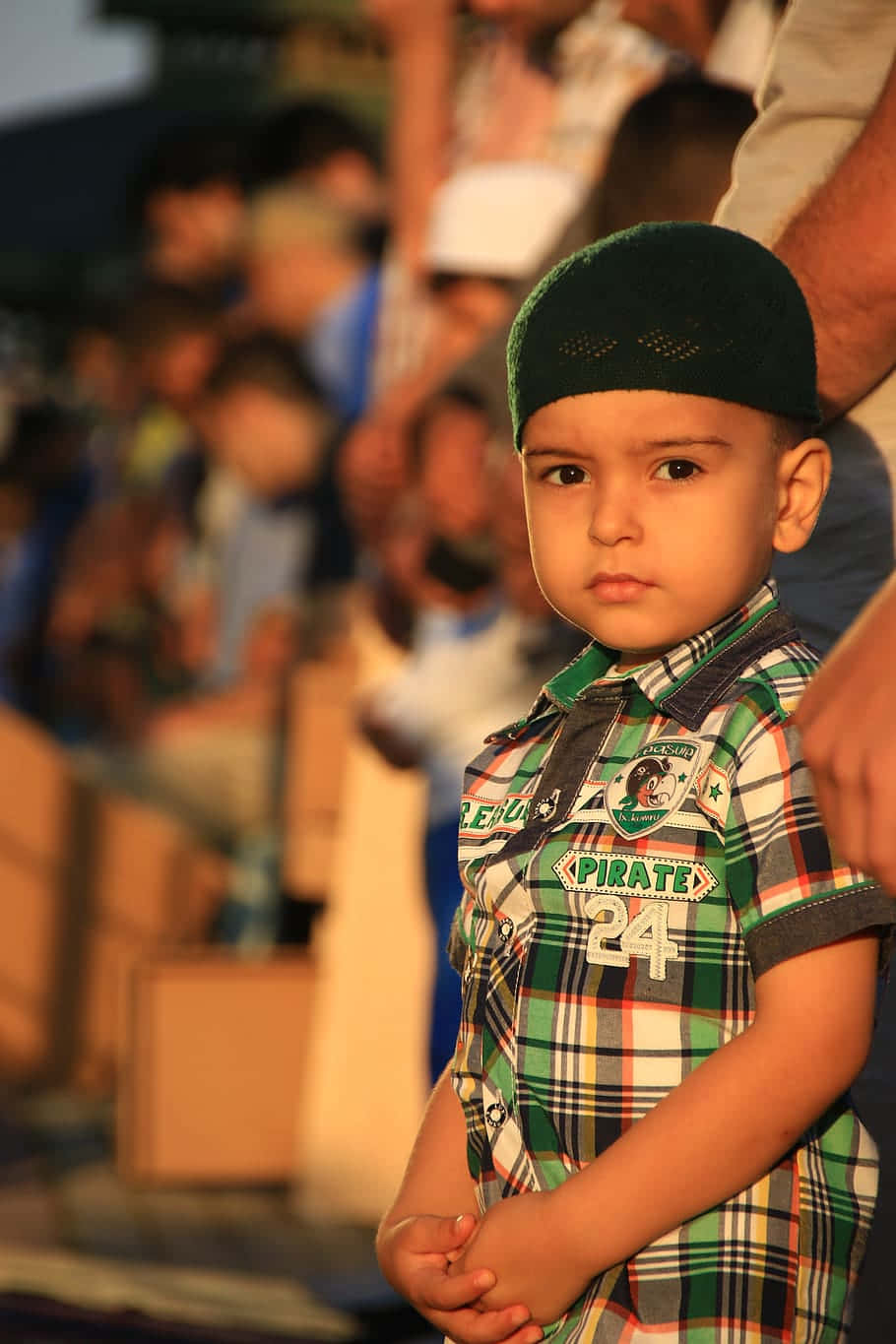 Jovenniño Musulmán Con Polo Verde A Cuadros. Fondo de pantalla