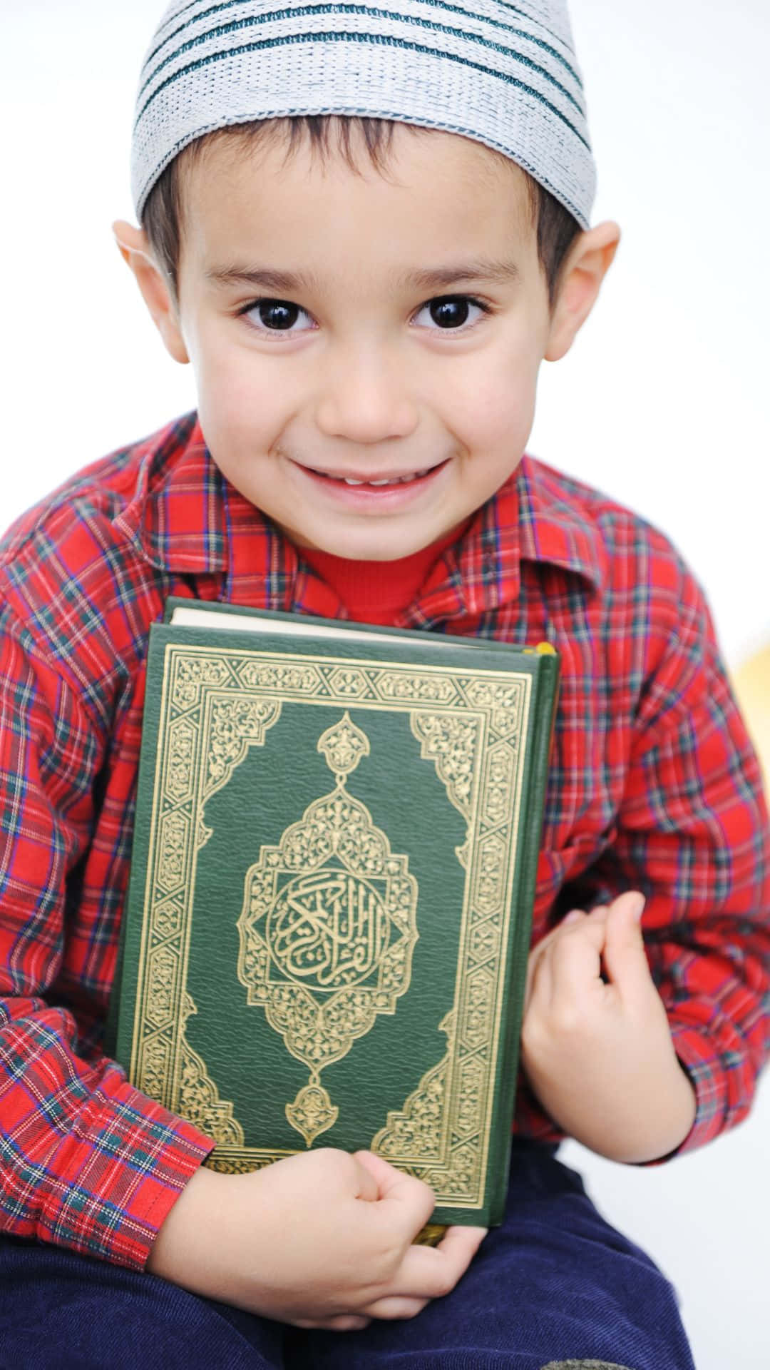 Jovemmenino Muçulmano Com Livro Do Alcorão Papel de Parede