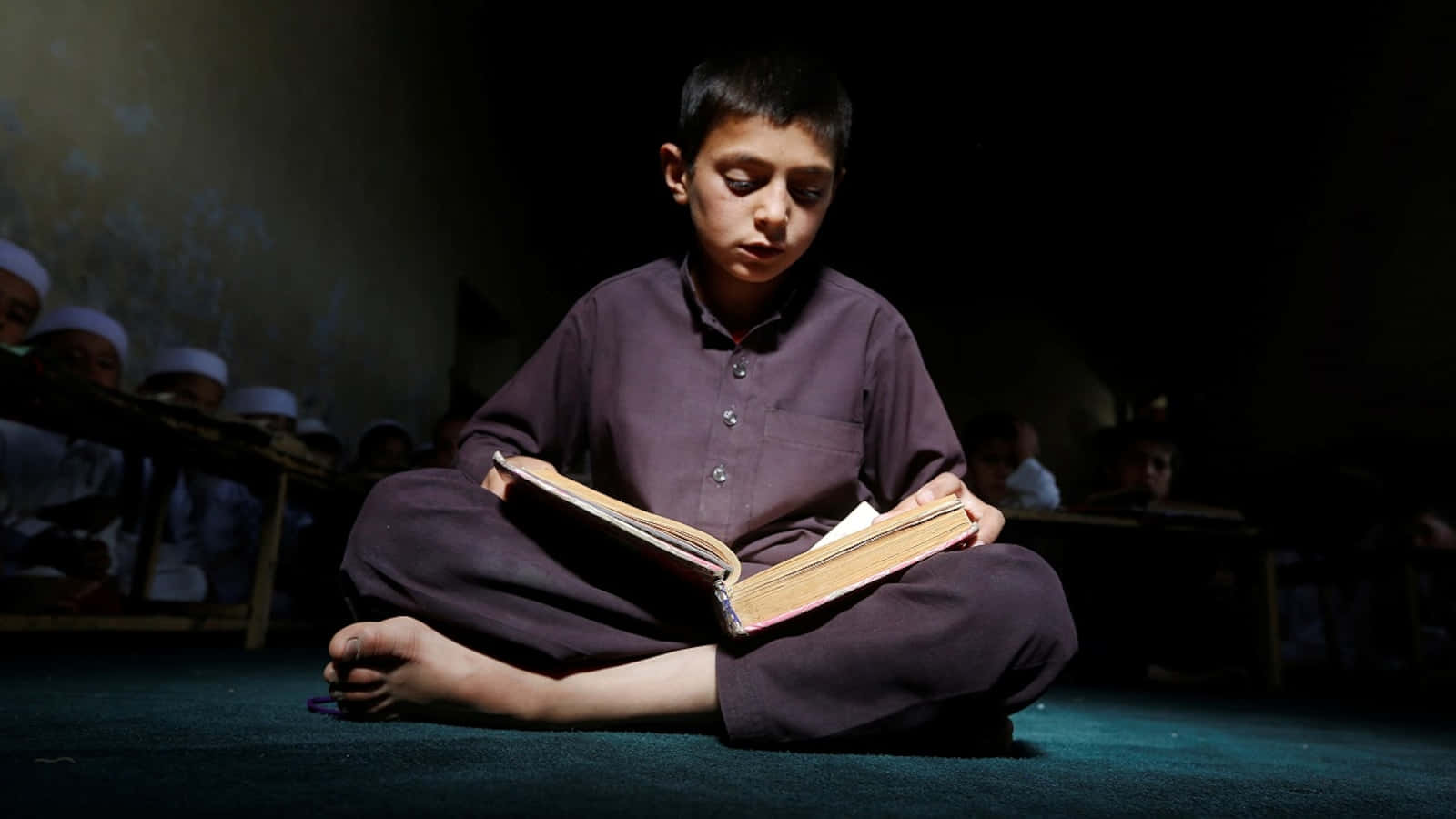 Jovenniño Musulmán Leyendo El Corán Fondo de pantalla