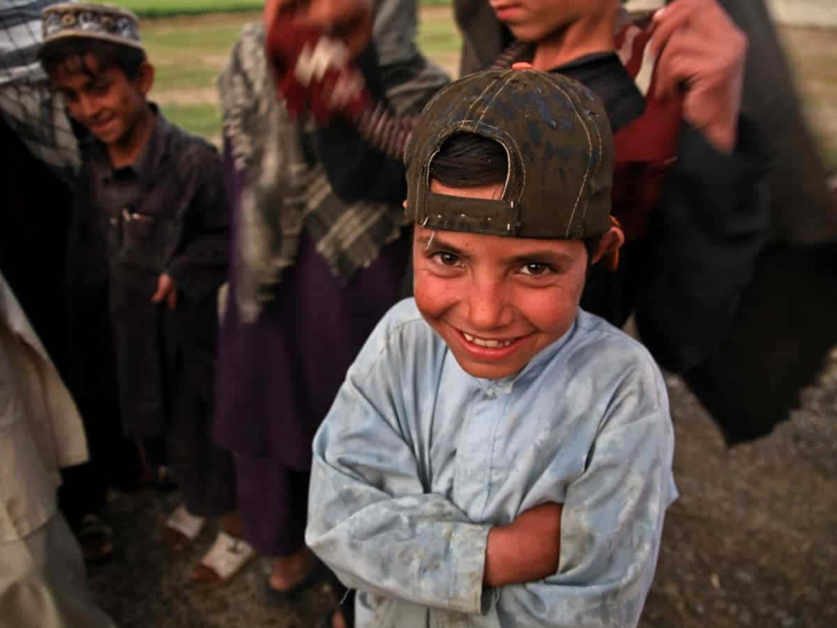 En ung muslimsk dreng smiler Wallpaper