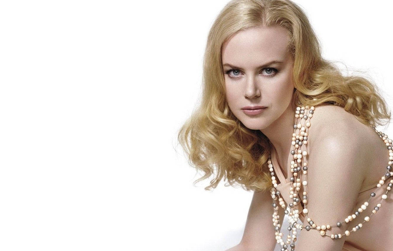 Young Nicole Kidman Wearing Pearls Wallpaper