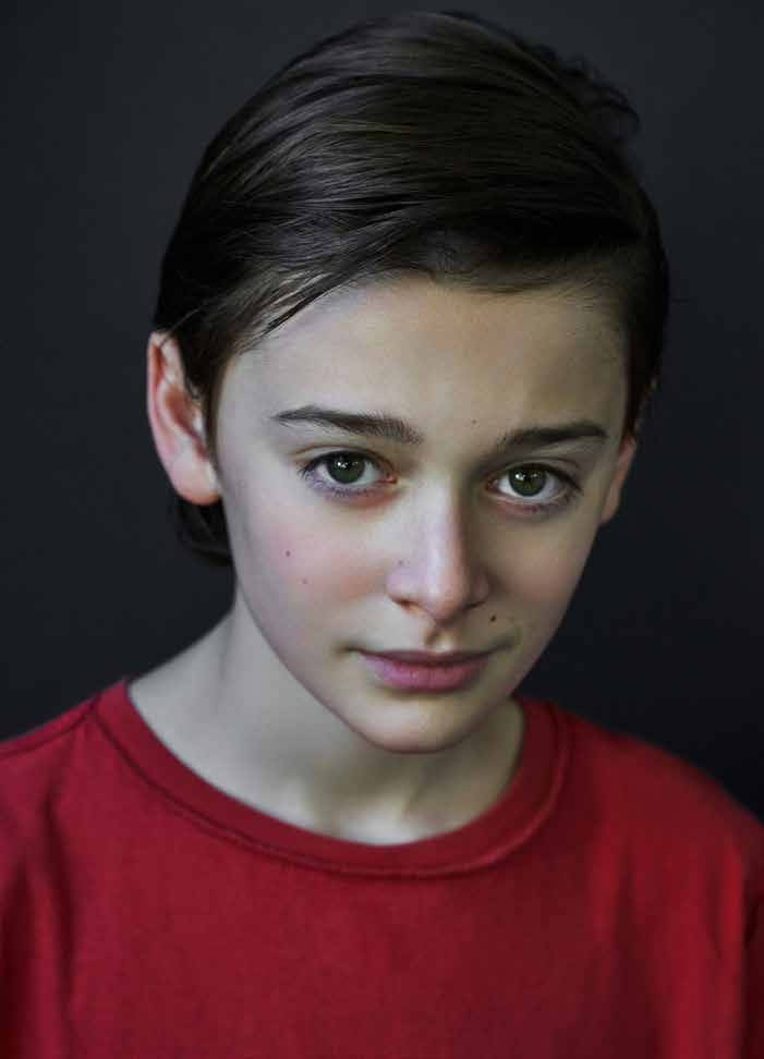 Unge Noah Schnapp med rød skjorte Tapet Wallpaper
