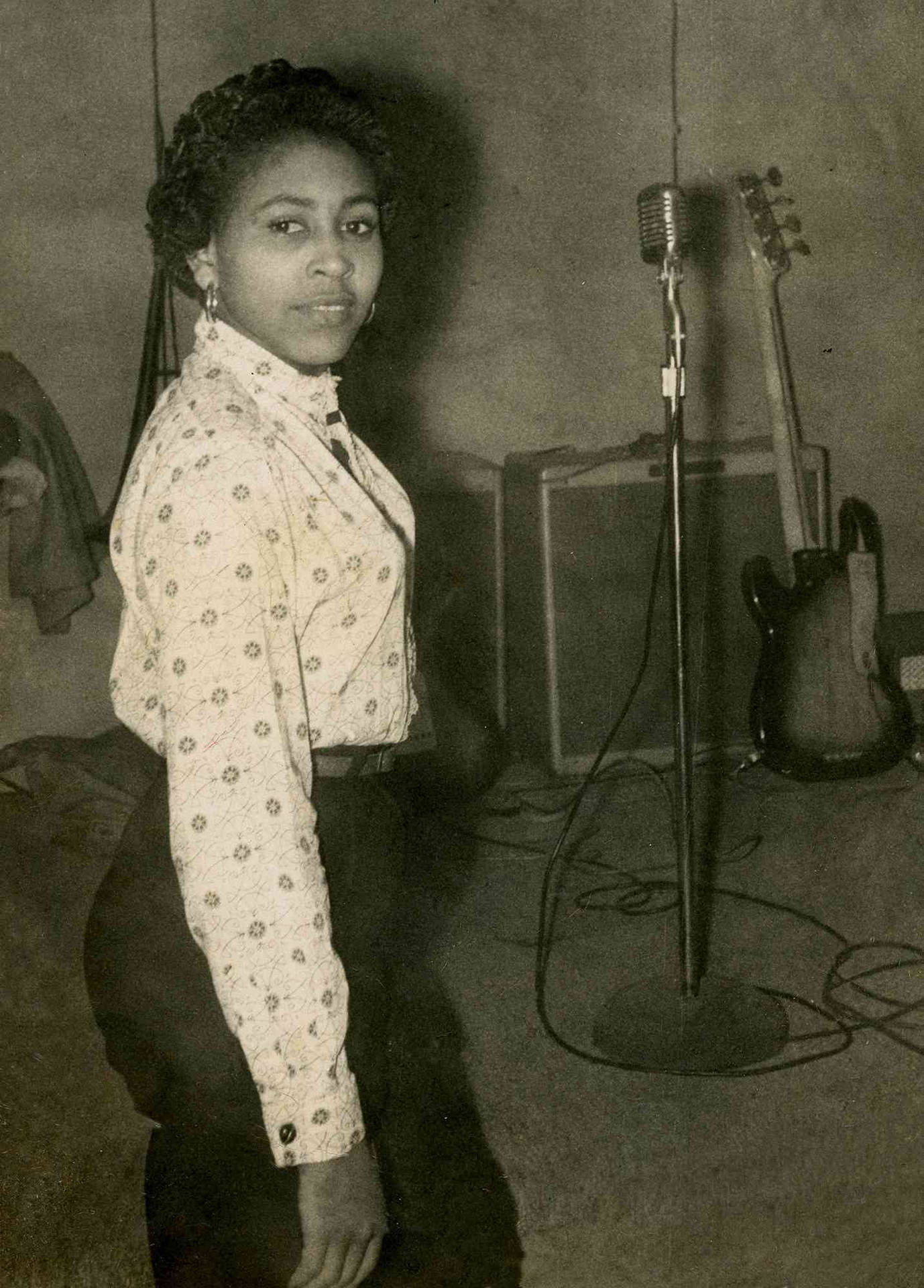 Young Performer Singer Tina Turner Wallpaper