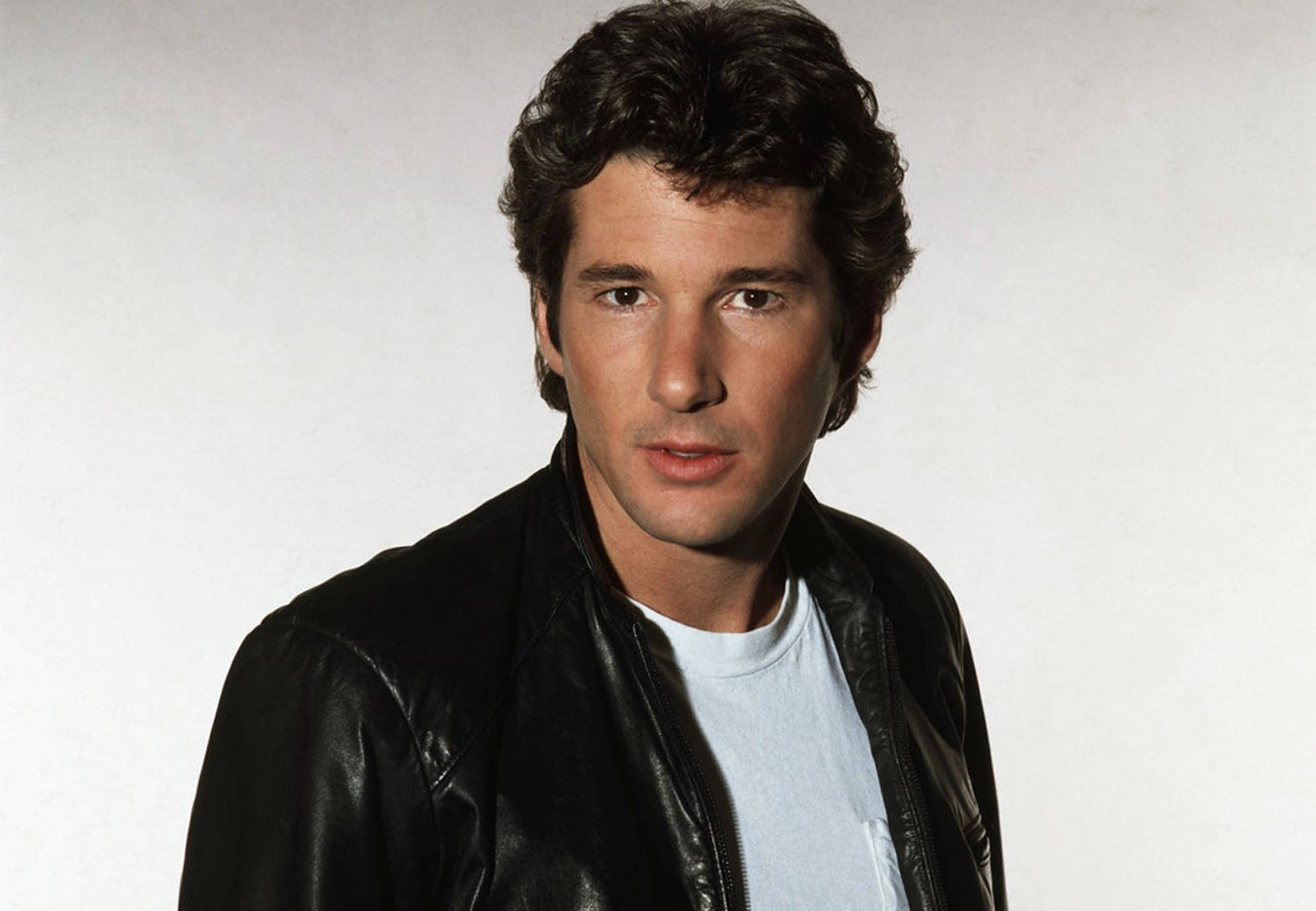 Captivating Portrait of a Young Richard Gere Wallpaper