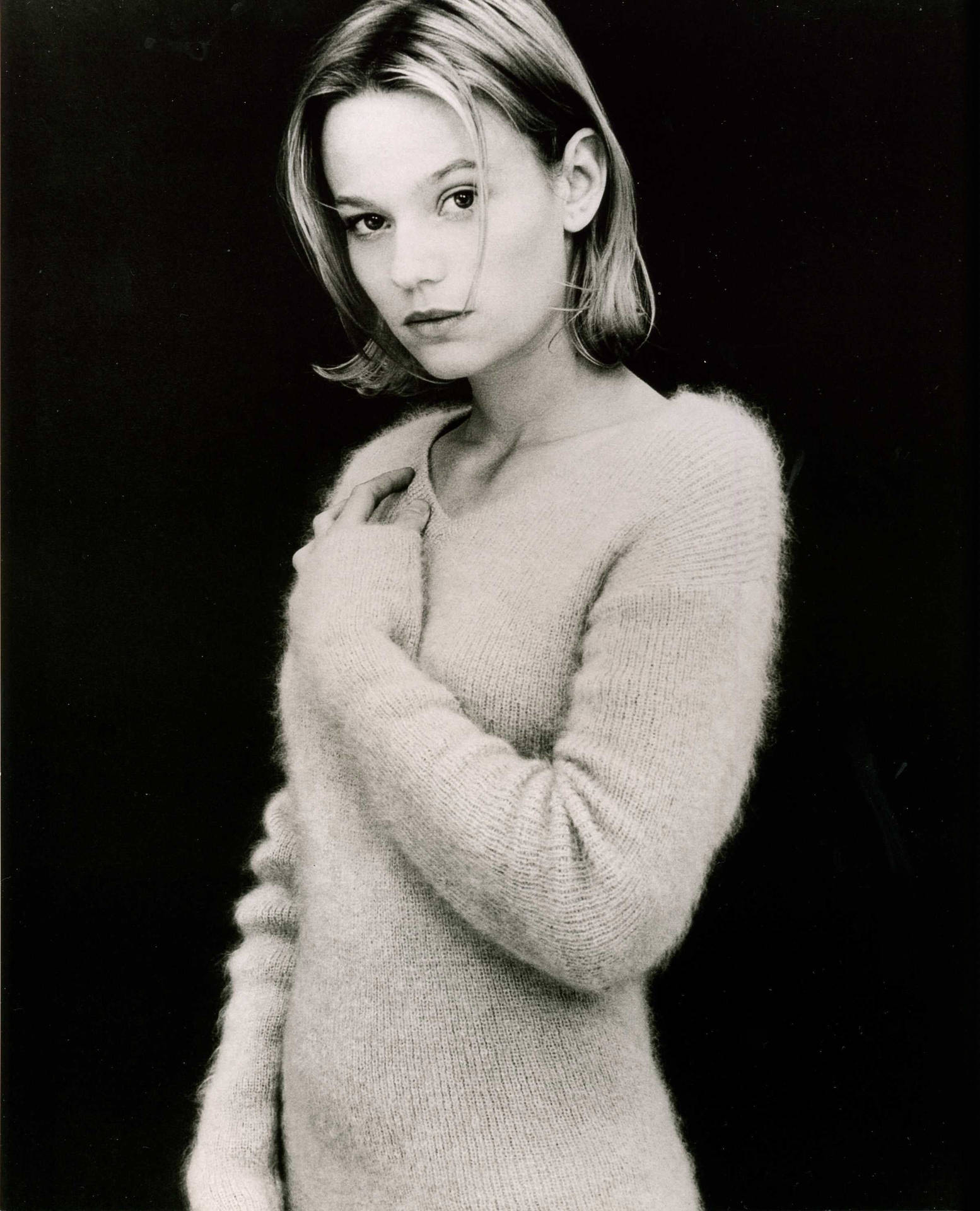Young Samantha Mathis In Grayscale Wallpaper