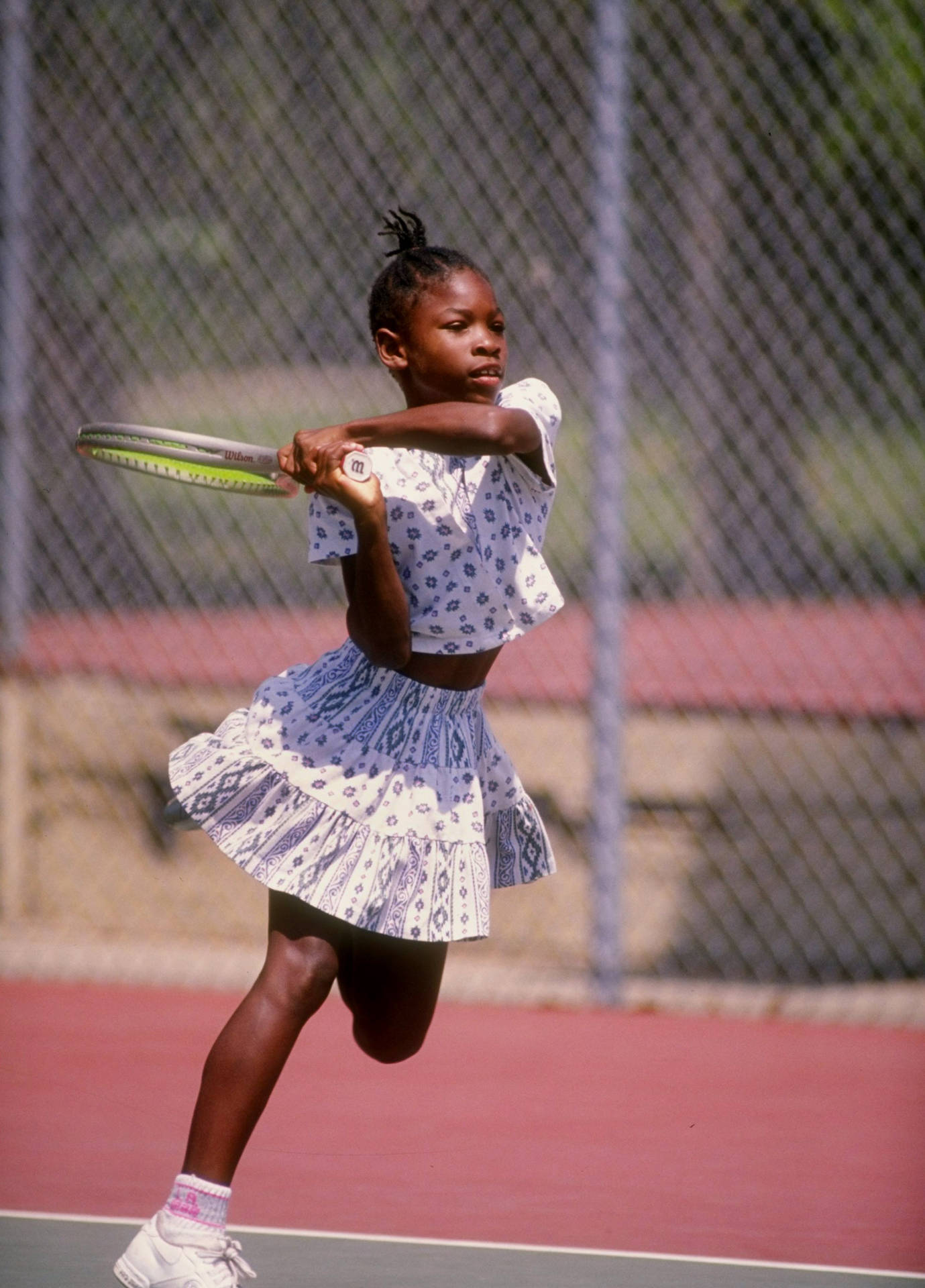Unge Serena Williams silhuet mod et gyldent og pink himmel Wallpaper