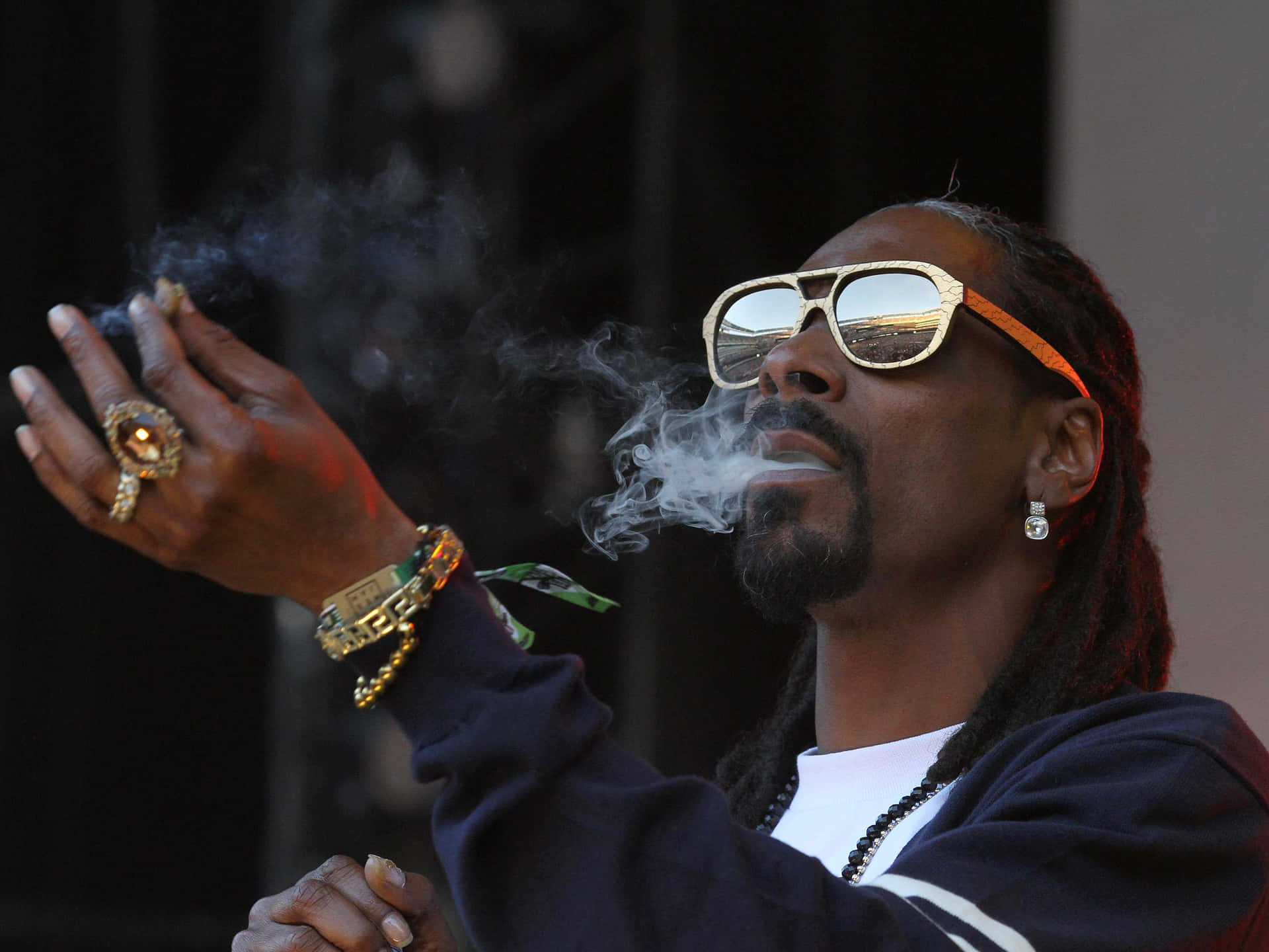 Snoop Dogg Smokes A Cigarette At A Concert Wallpaper