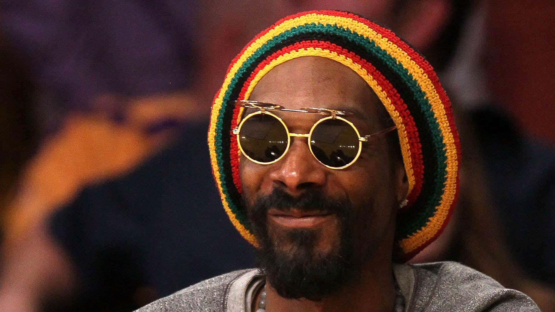 Unge Snoop Dogg ser cool ud med hans signatur solbriller. Wallpaper