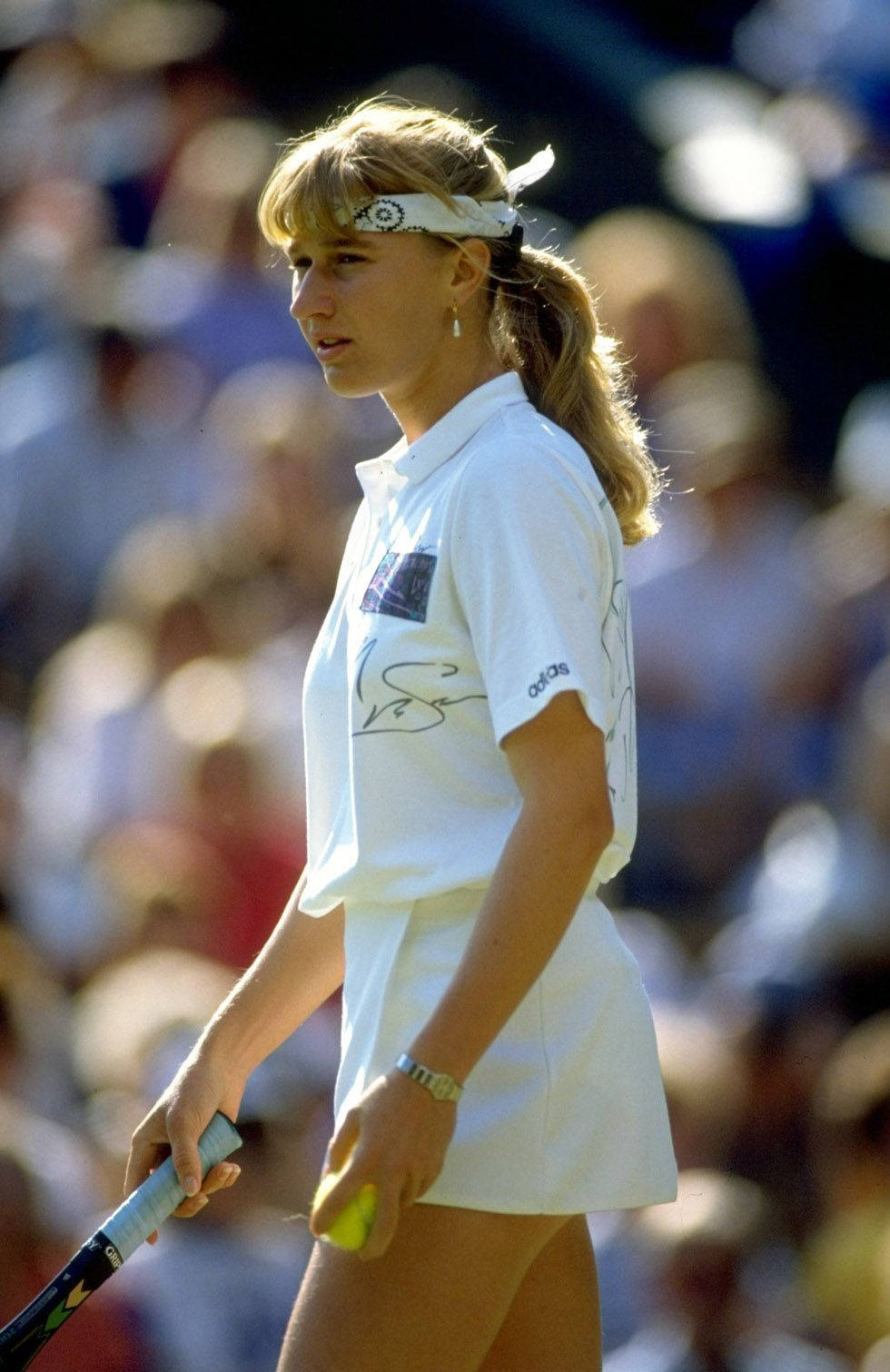 Unge Steffi Graf, der står inde i et tennisbane Wallpaper