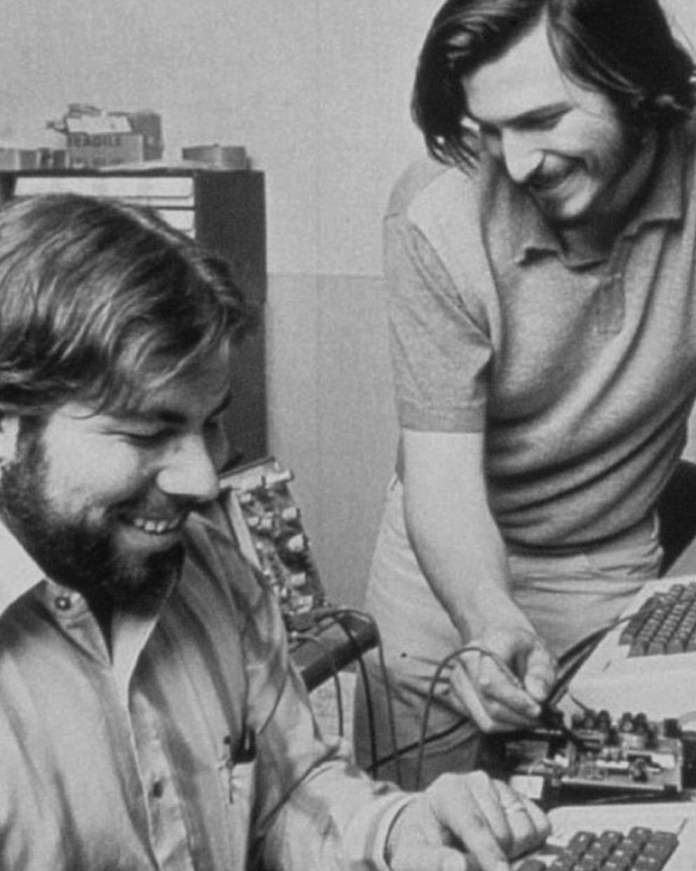 Ung Steve Jobs og Steve Wozniak Gråskala Design Wallpaper