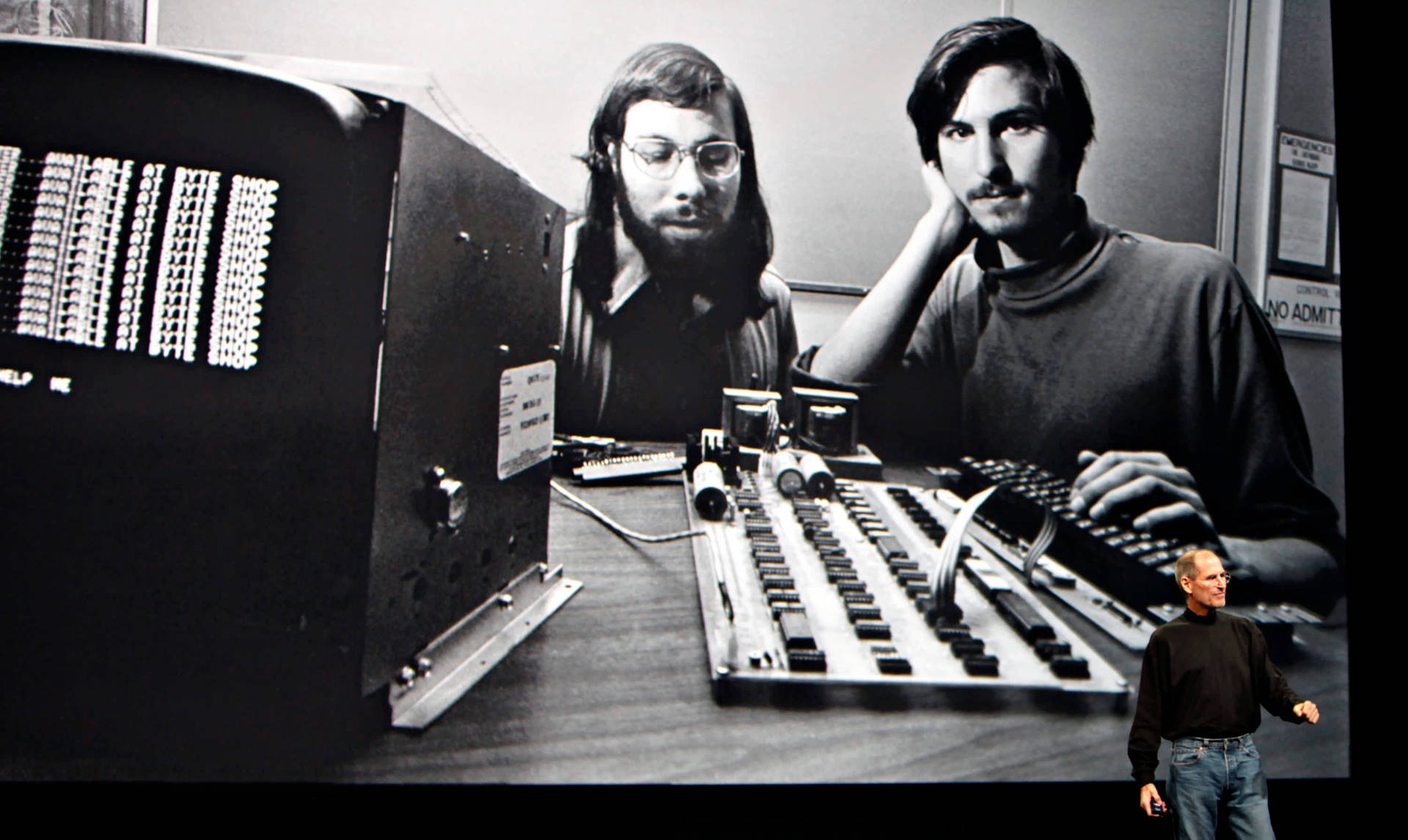 Jóvenessteve Jobs Y Steve Wozniak En Una Presentación. Fondo de pantalla