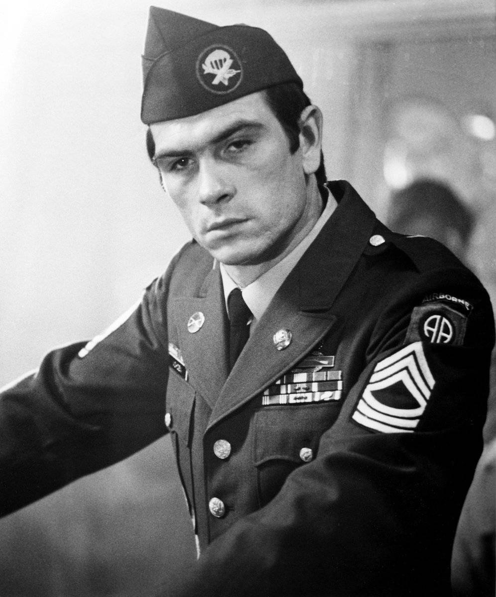 Unge Tommy Lee Jones i Airforce Outfit Wallpaper