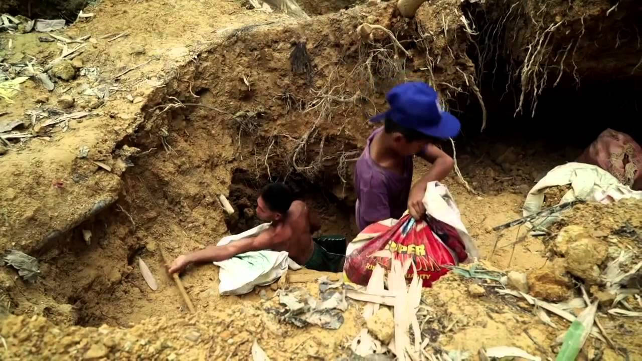 Young Workers Of The Goldmines In The Philippines Wallpaper
