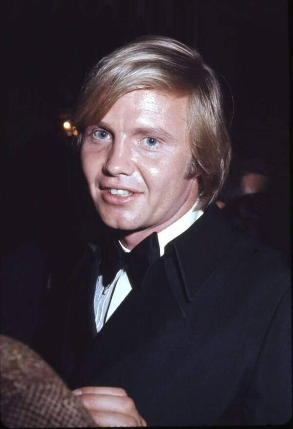 Young Jon Voight showcased at his prime. Wallpaper
