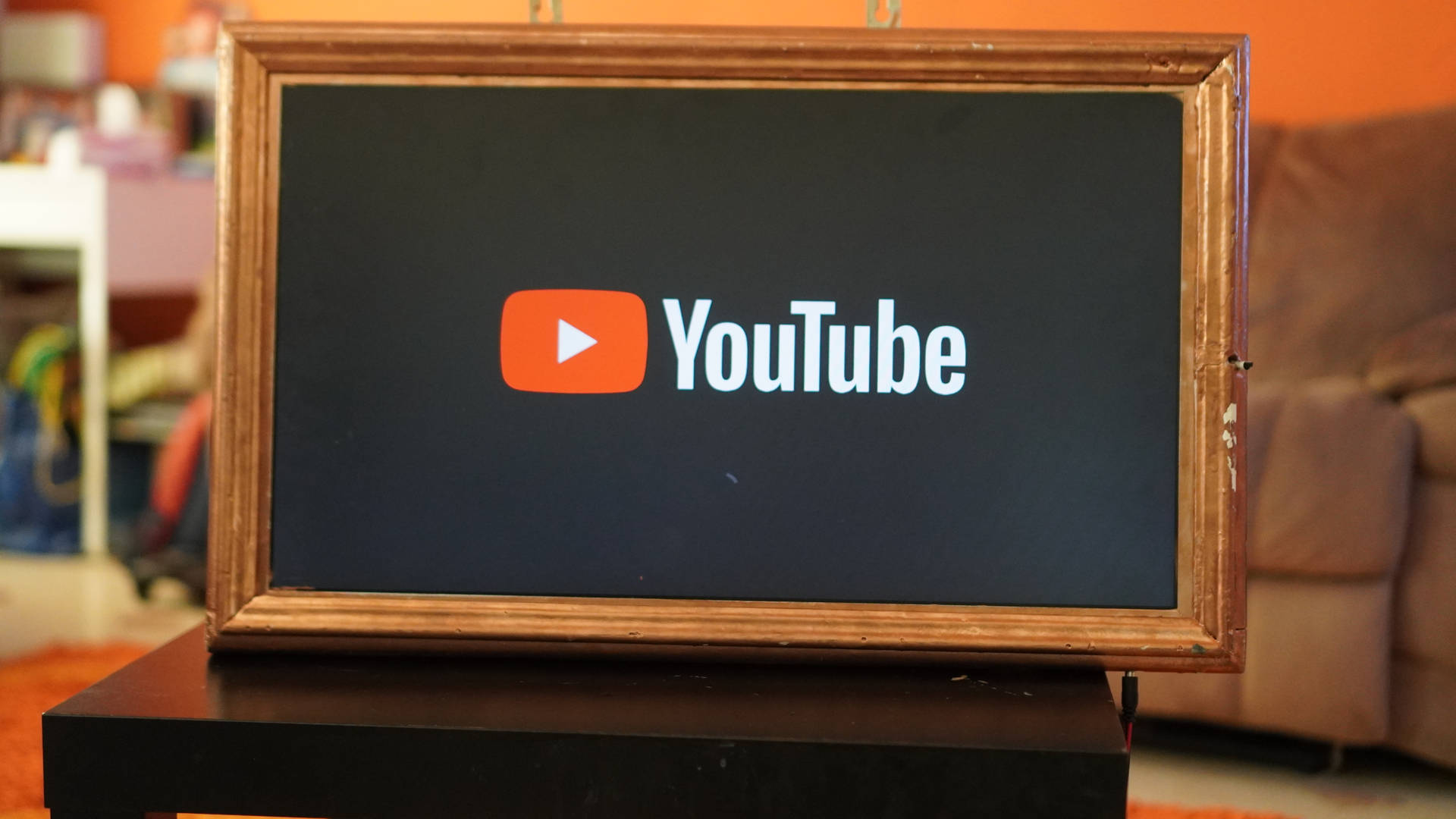 Logotipode Youtube En Un Pizarrón Enmarcado. Fondo de pantalla
