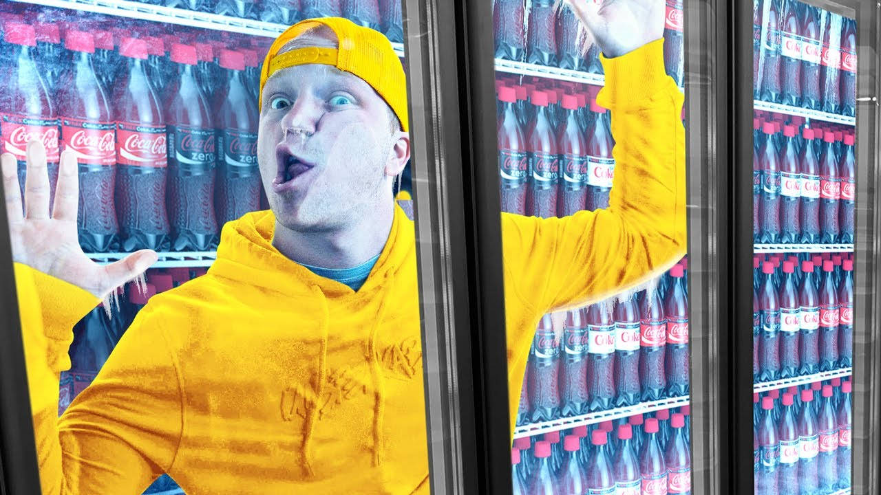YouTuber Unspeakable i en køleskab fyldt med guld Wallpaper