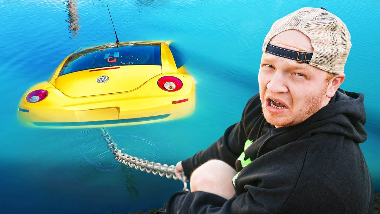 Youtuberunspeakable Drar Bil Från Vatten På Tapet Till Dator Eller Mobiltelefon. Wallpaper