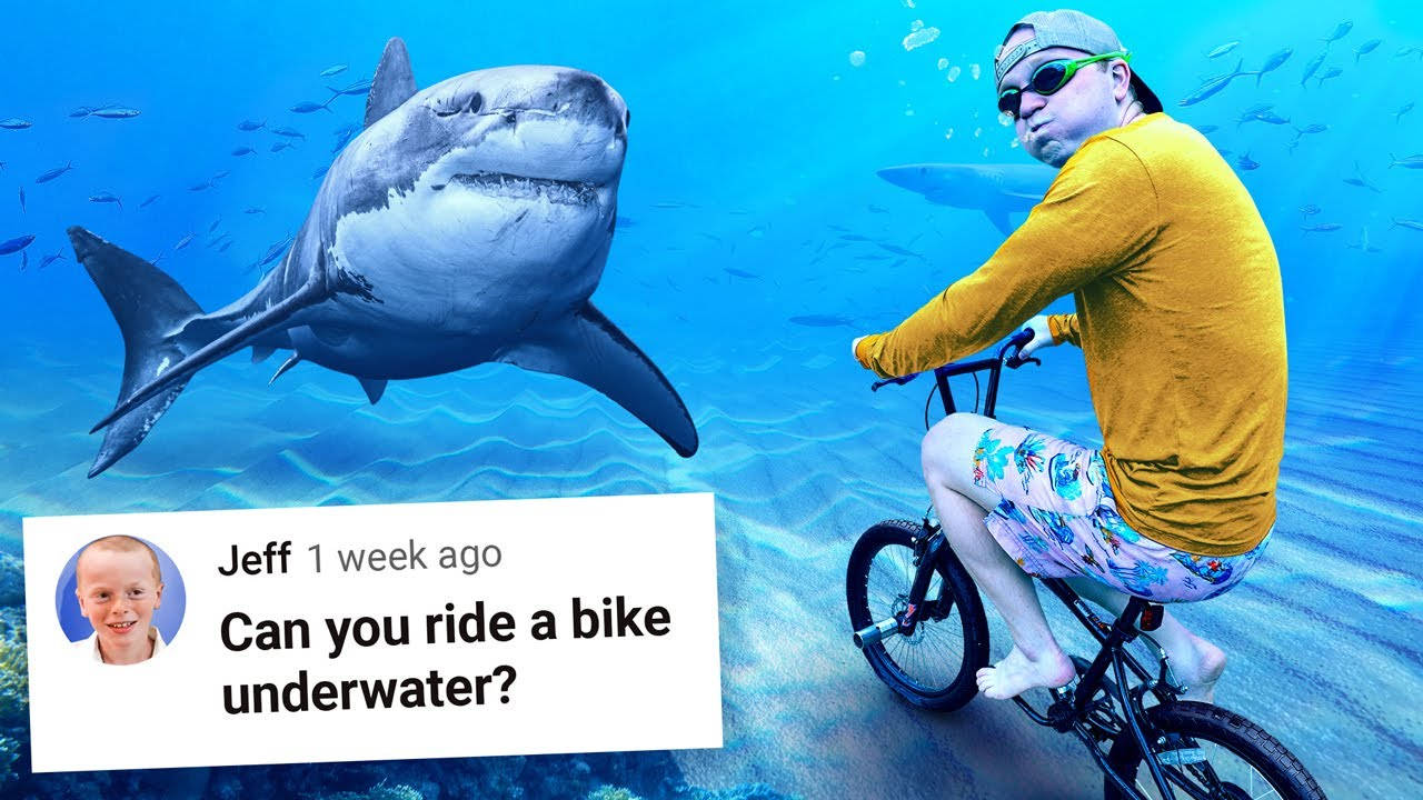 En YouTuber ridende på en cykel under vandet scenen. Wallpaper