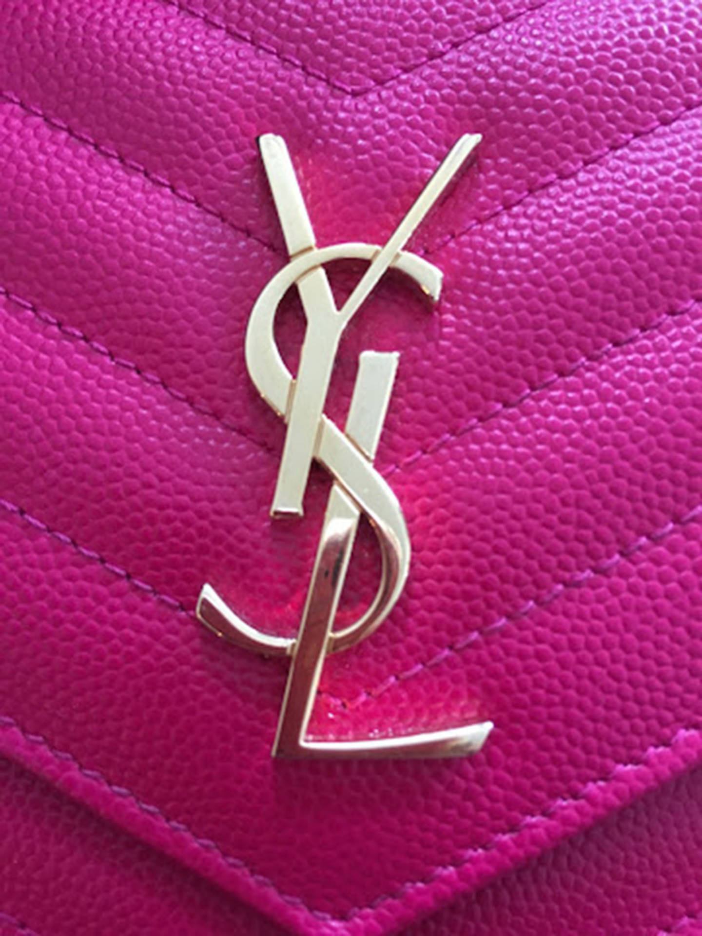Logotipode Ysl En Bolso Rosa. Fondo de pantalla