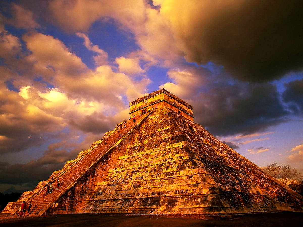 Yucatan-pyramiden solnedgang: Nyd det intense gule lys og de revolutionerende blå nuancer sammensmoltede. Wallpaper