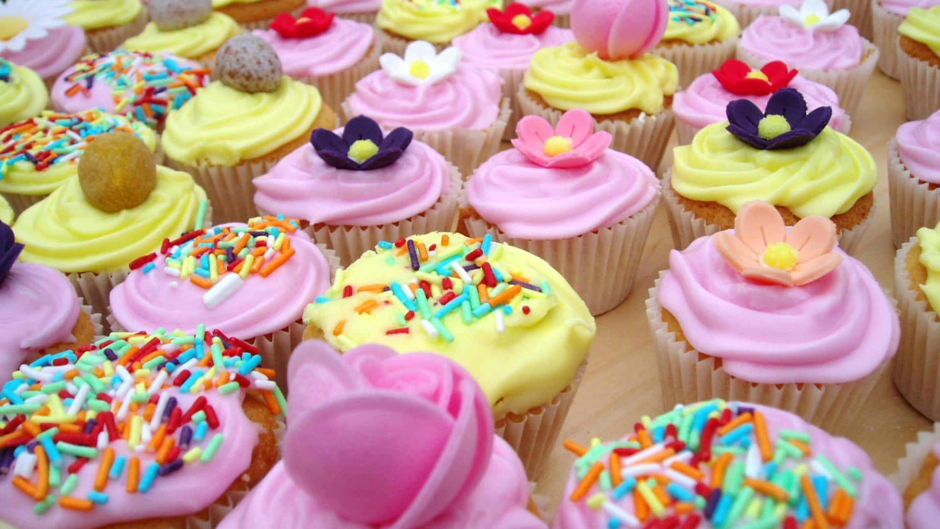 Yummy Cupcakes With Flowers And Sprinkles Wallpaper