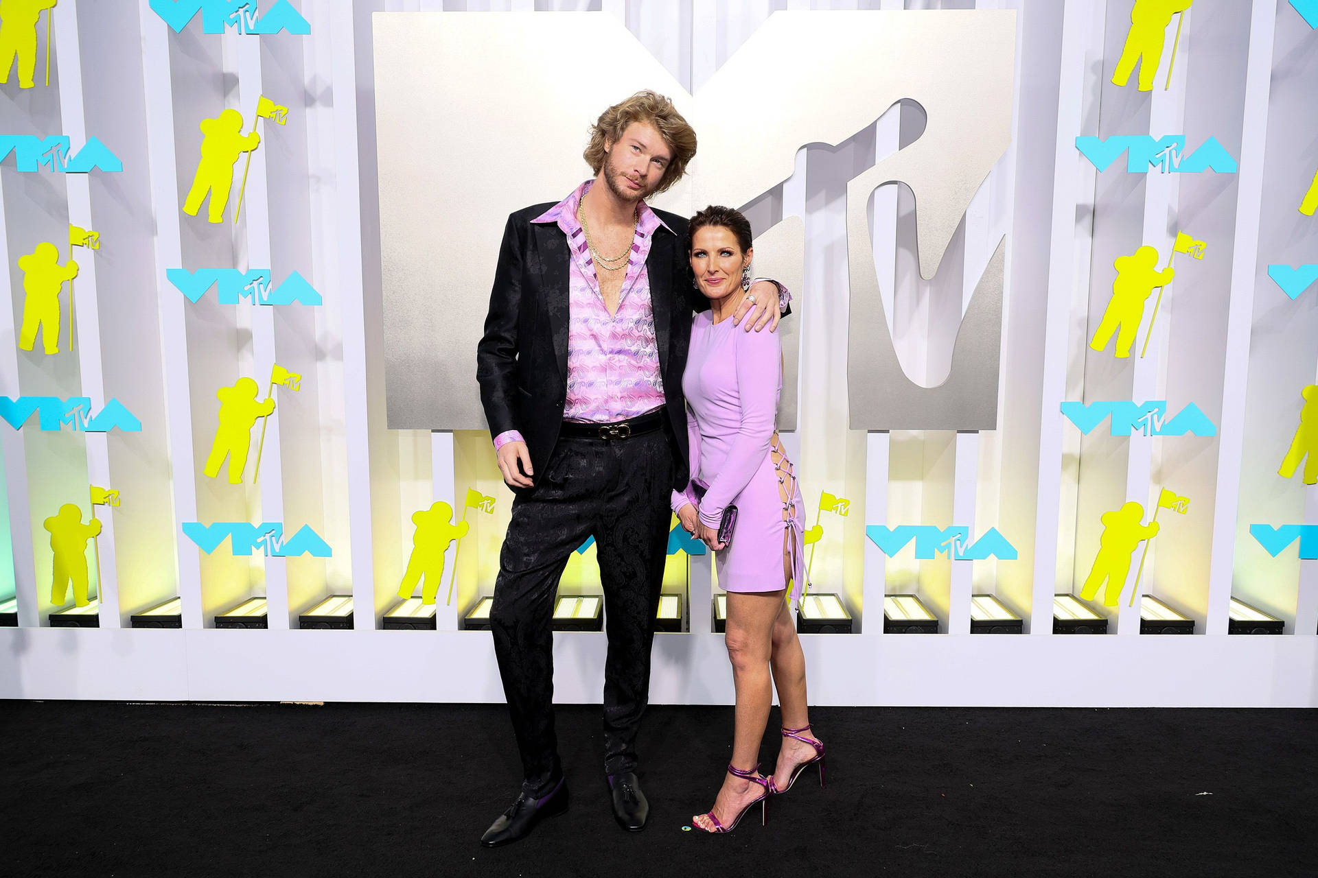 Yung Gravy With His Girlfriend During Mtv Event Wallpaper