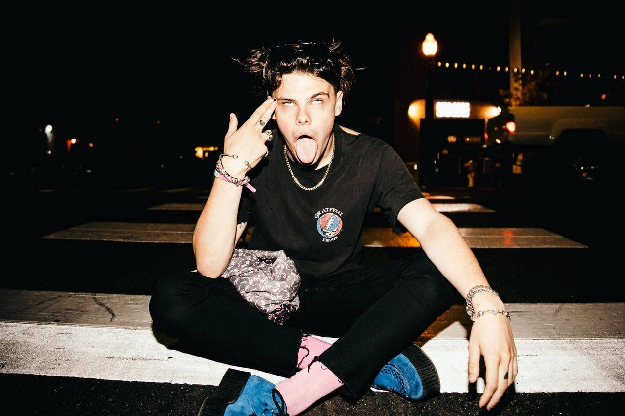 Yungblud Tongue Out Wallpaper