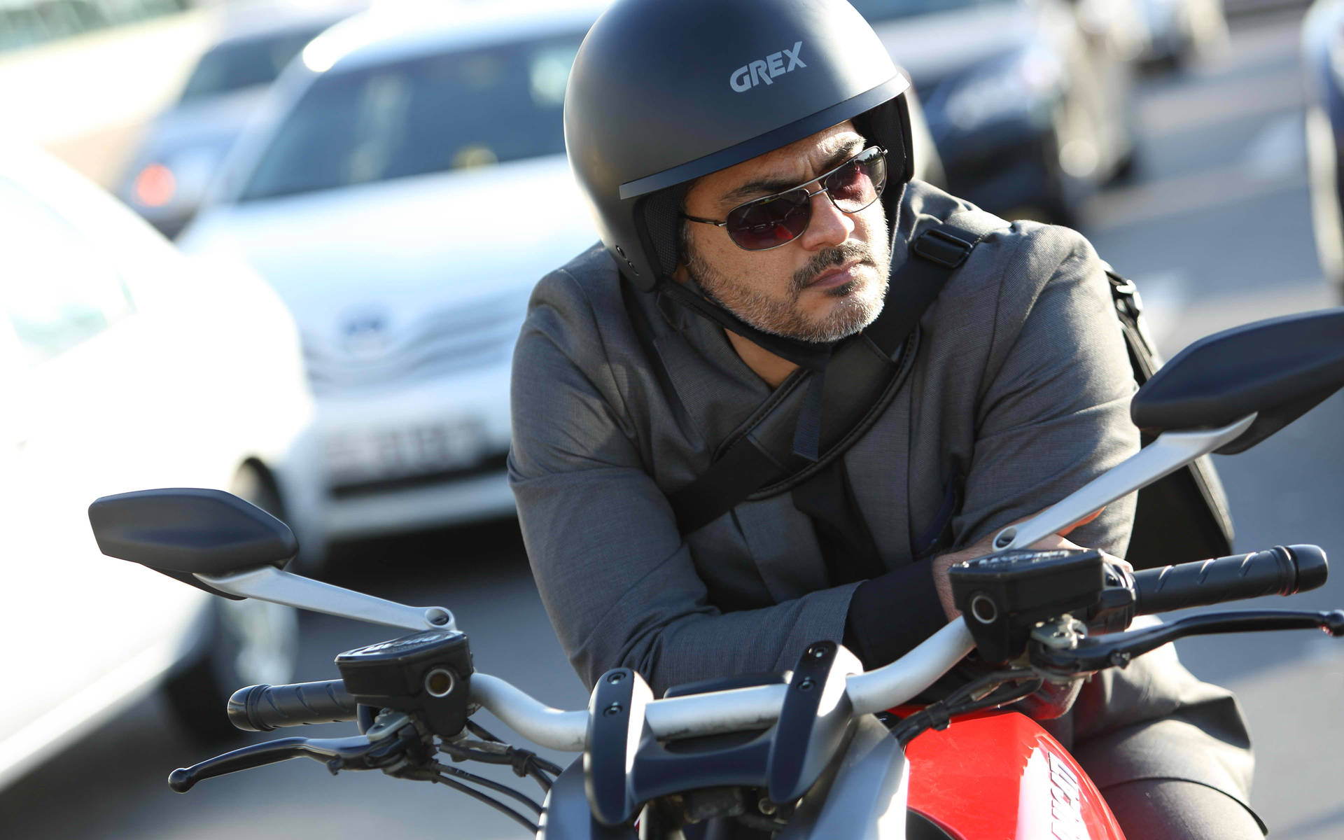 Yuvanshankar Raja En Motocicleta Fondo de pantalla